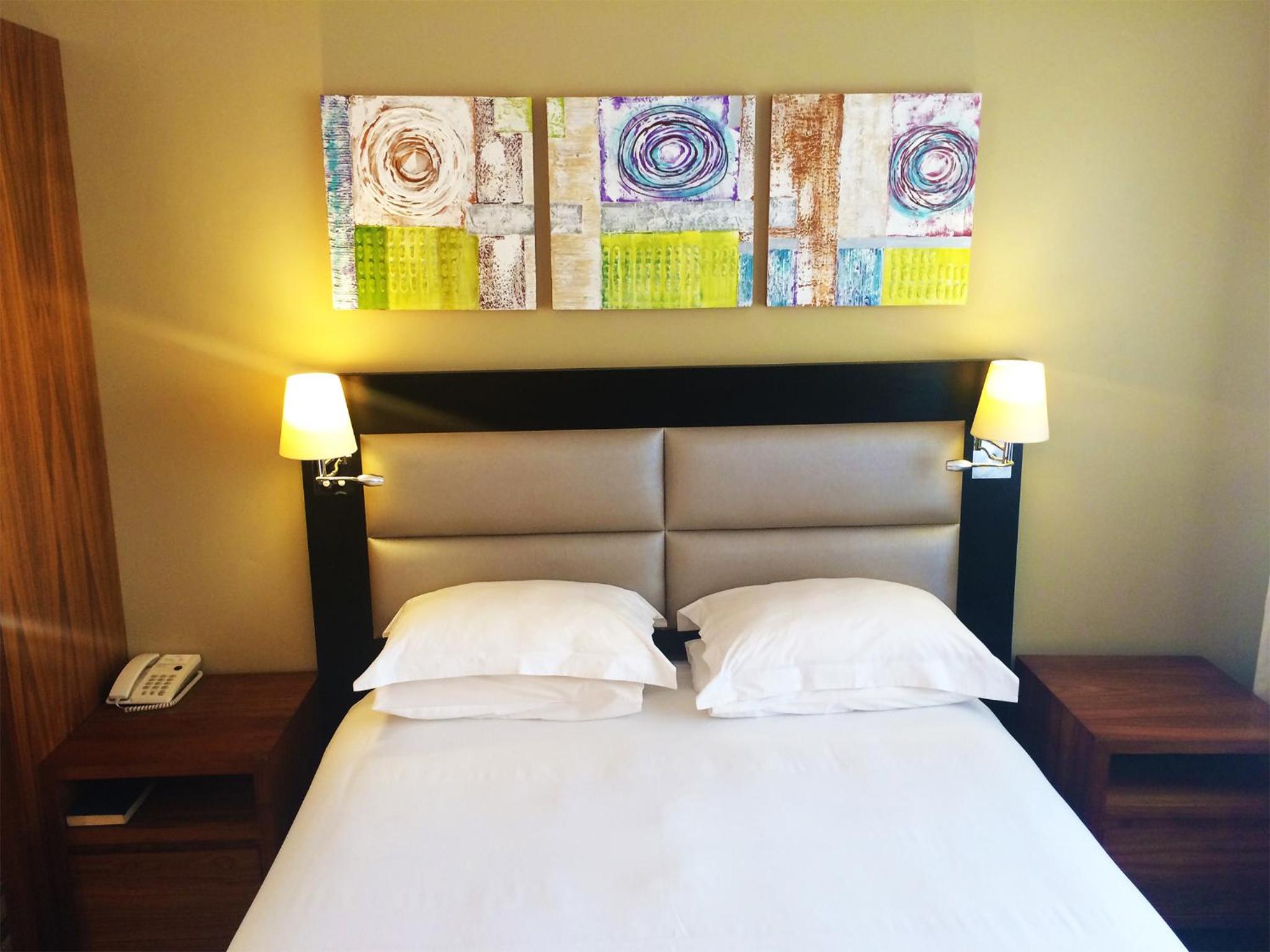 Deluxe Room with Queen Bed - Photo 5