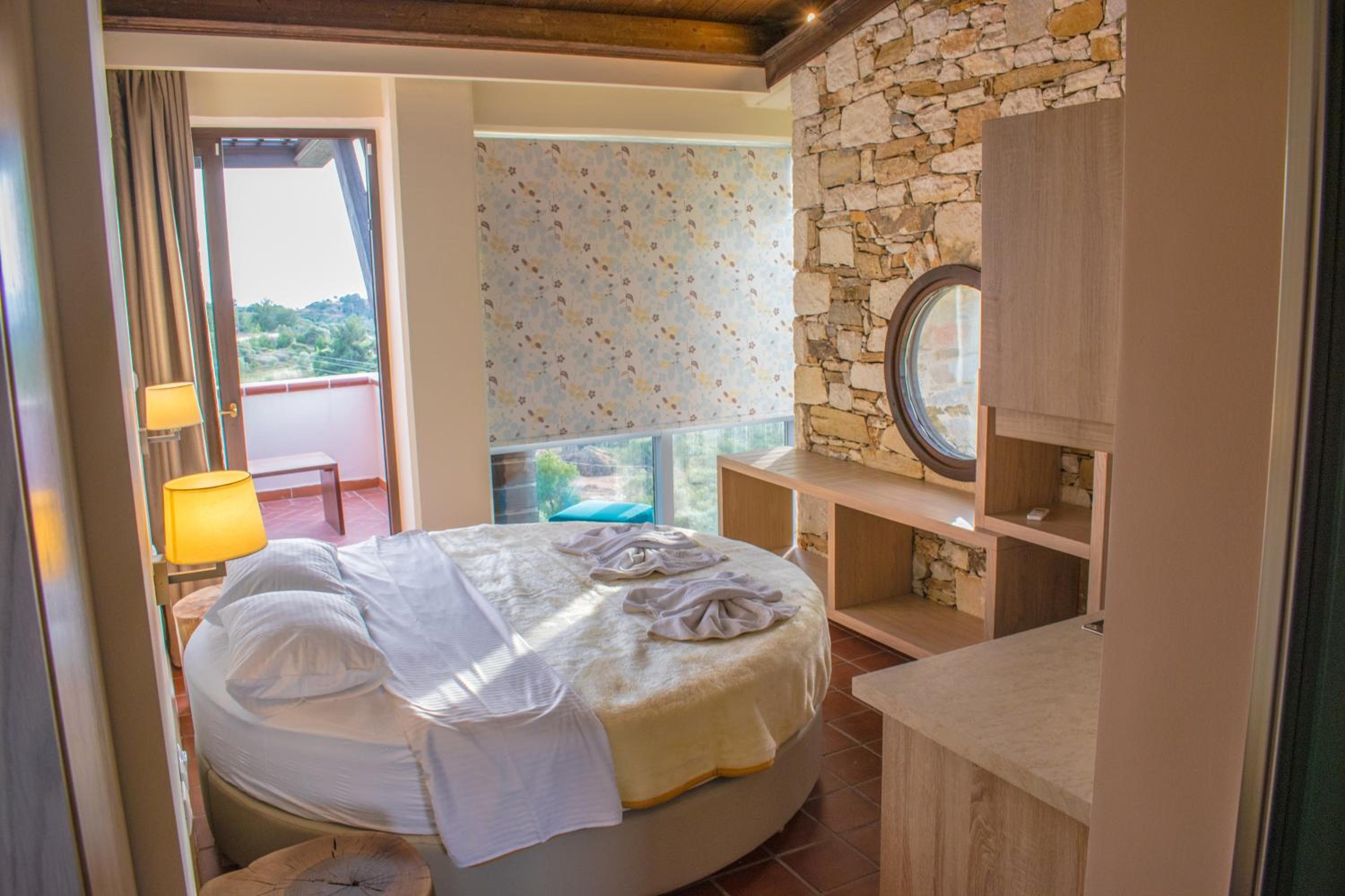 Deluxe Double Room with Sea View - Photo 5