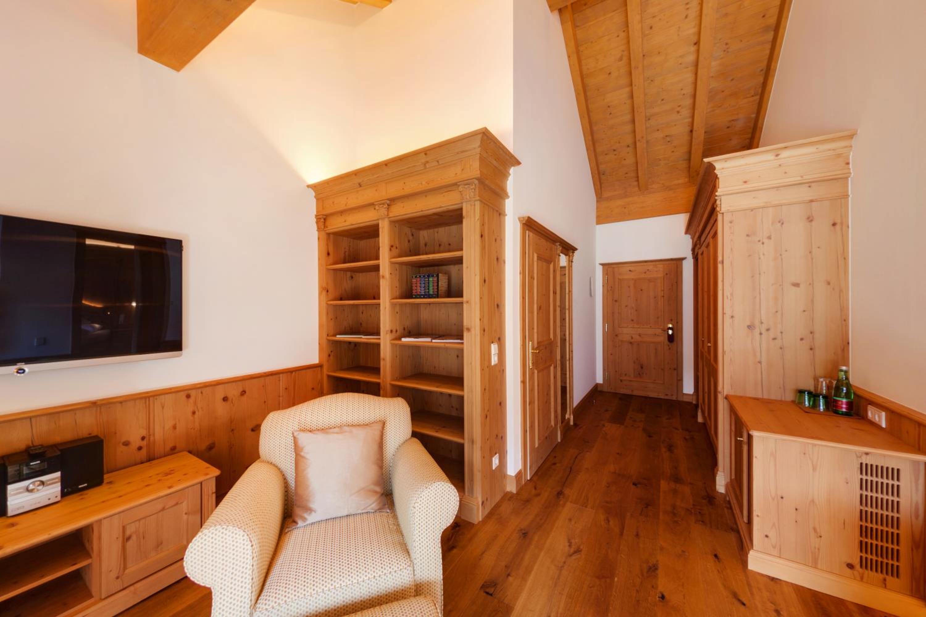 Suite with Lake View - Photo 3
