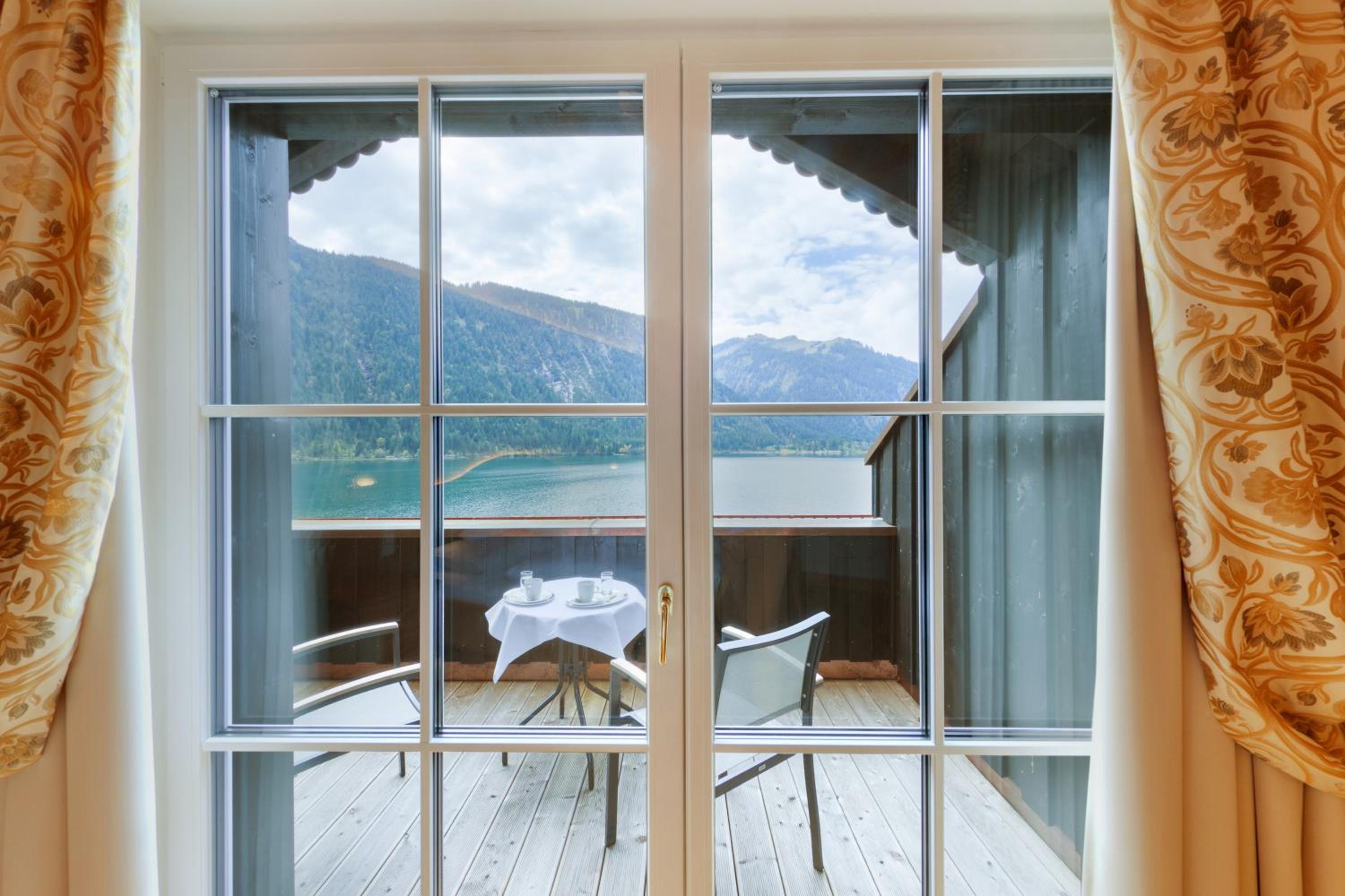 Suite with Lake View - Photo 6