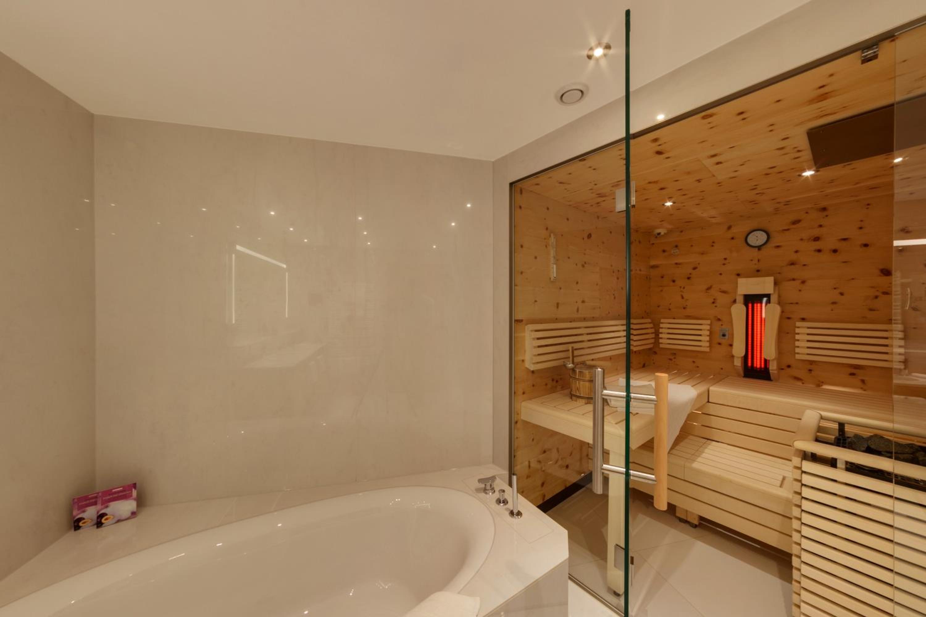 Suite with Lake View - Photo 2