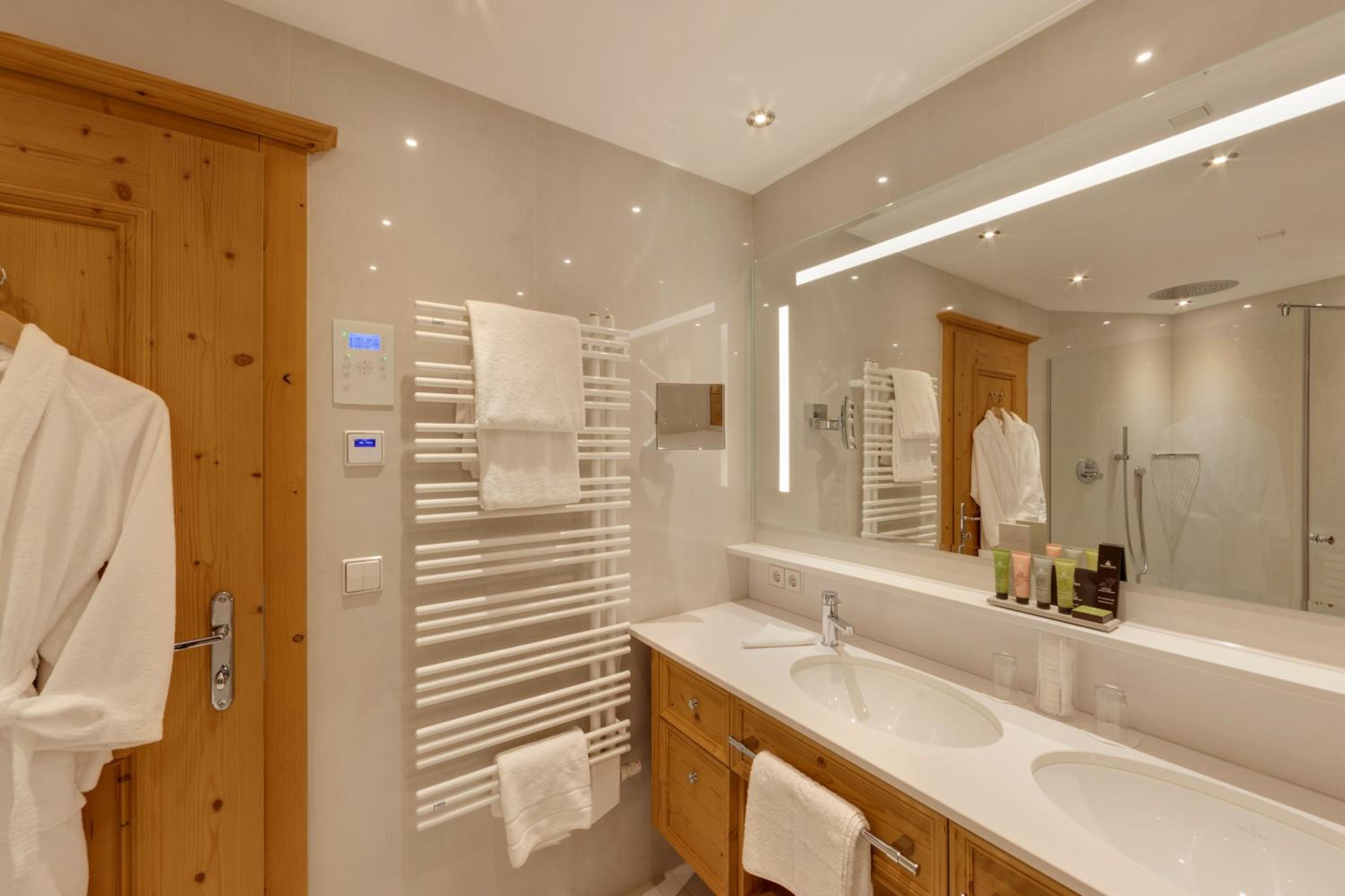 Suite with Lake View - Photo 7