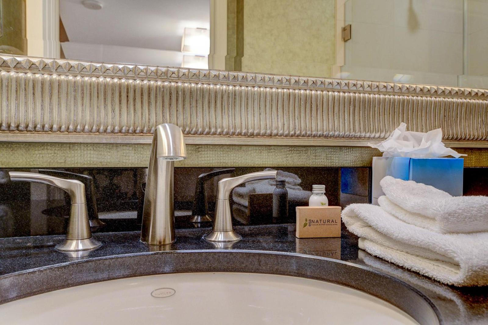 King Suite with Balcony photo 3