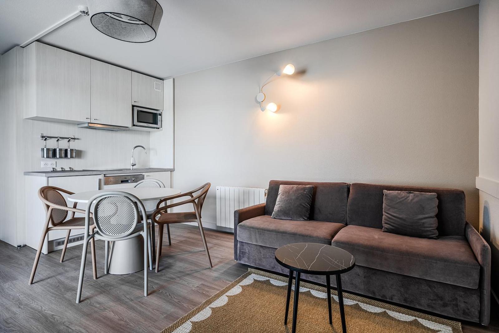 Apartment with Balcony photo 3