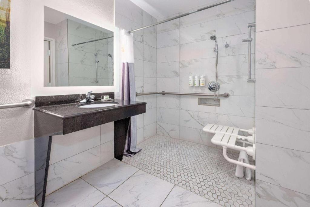 Deluxe Suite with Spa Bath photo 1