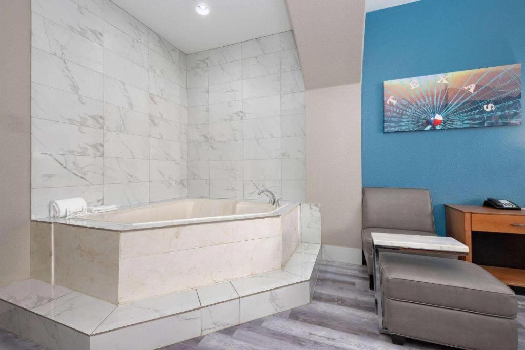 Deluxe Suite with Spa Bath photo 2