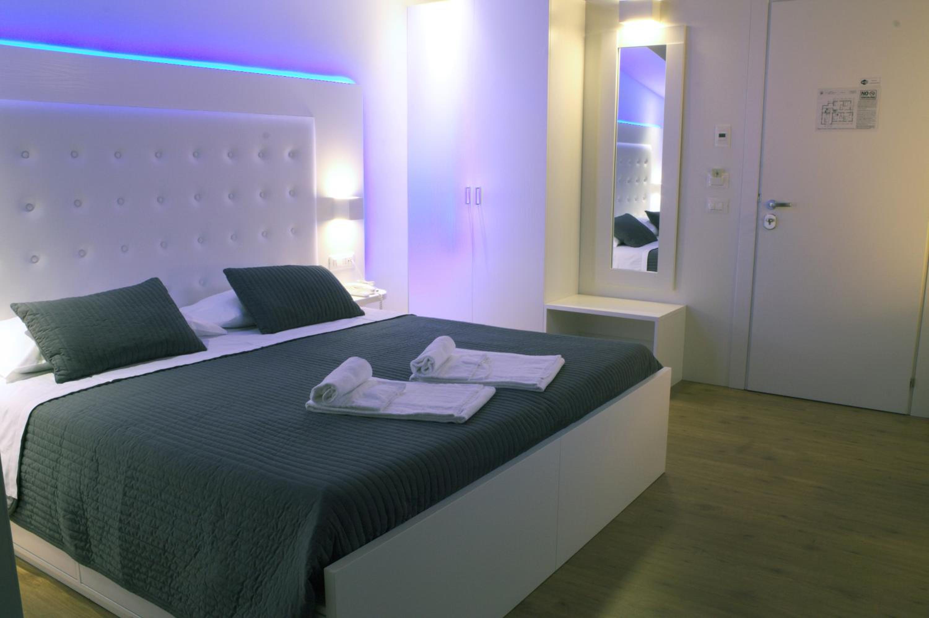 Zweibett- oder Doppelzimmer mit Balkon