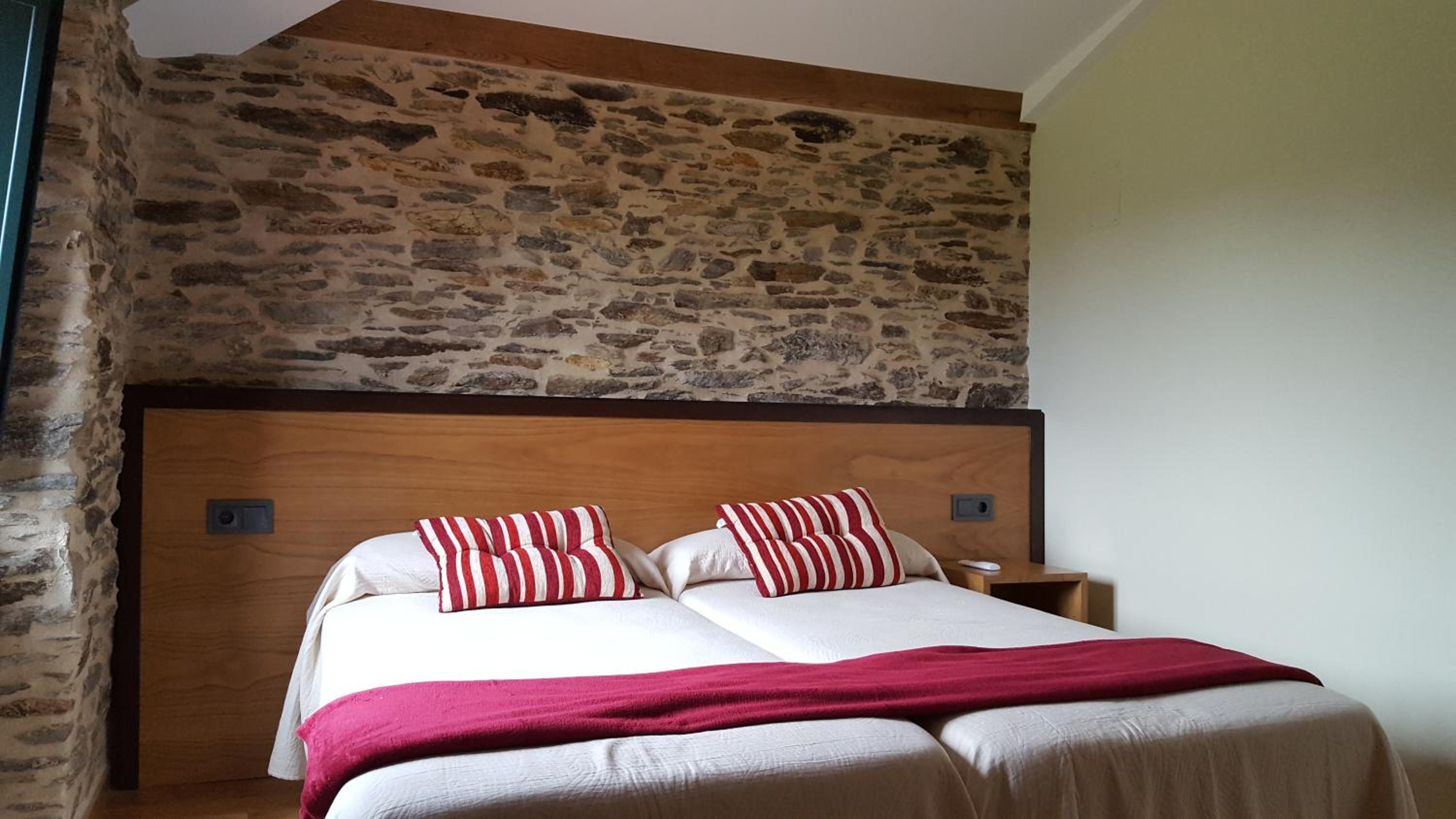 Twin Room with Private Bathroom - Photo 11