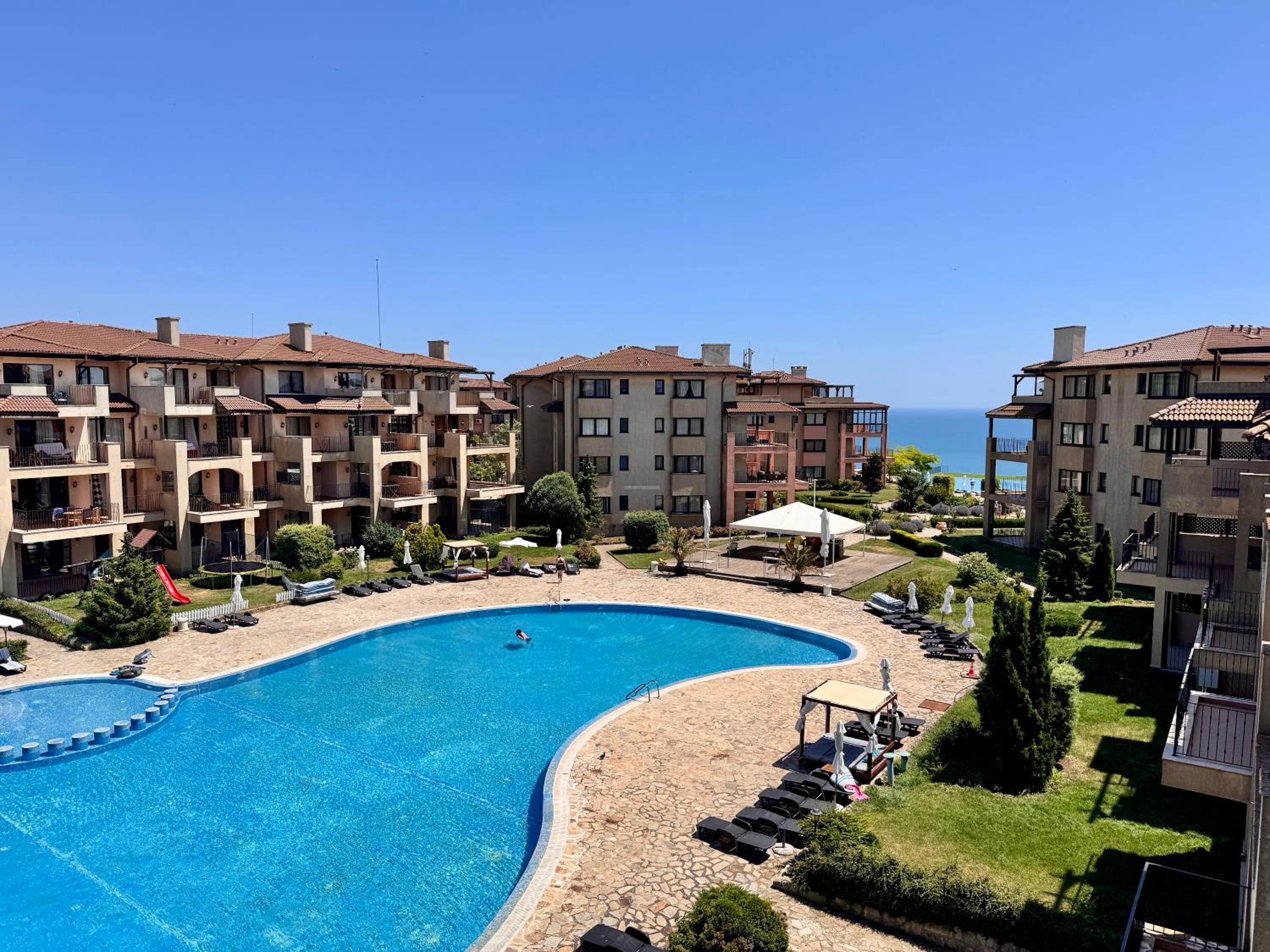 Apartment with Pool View