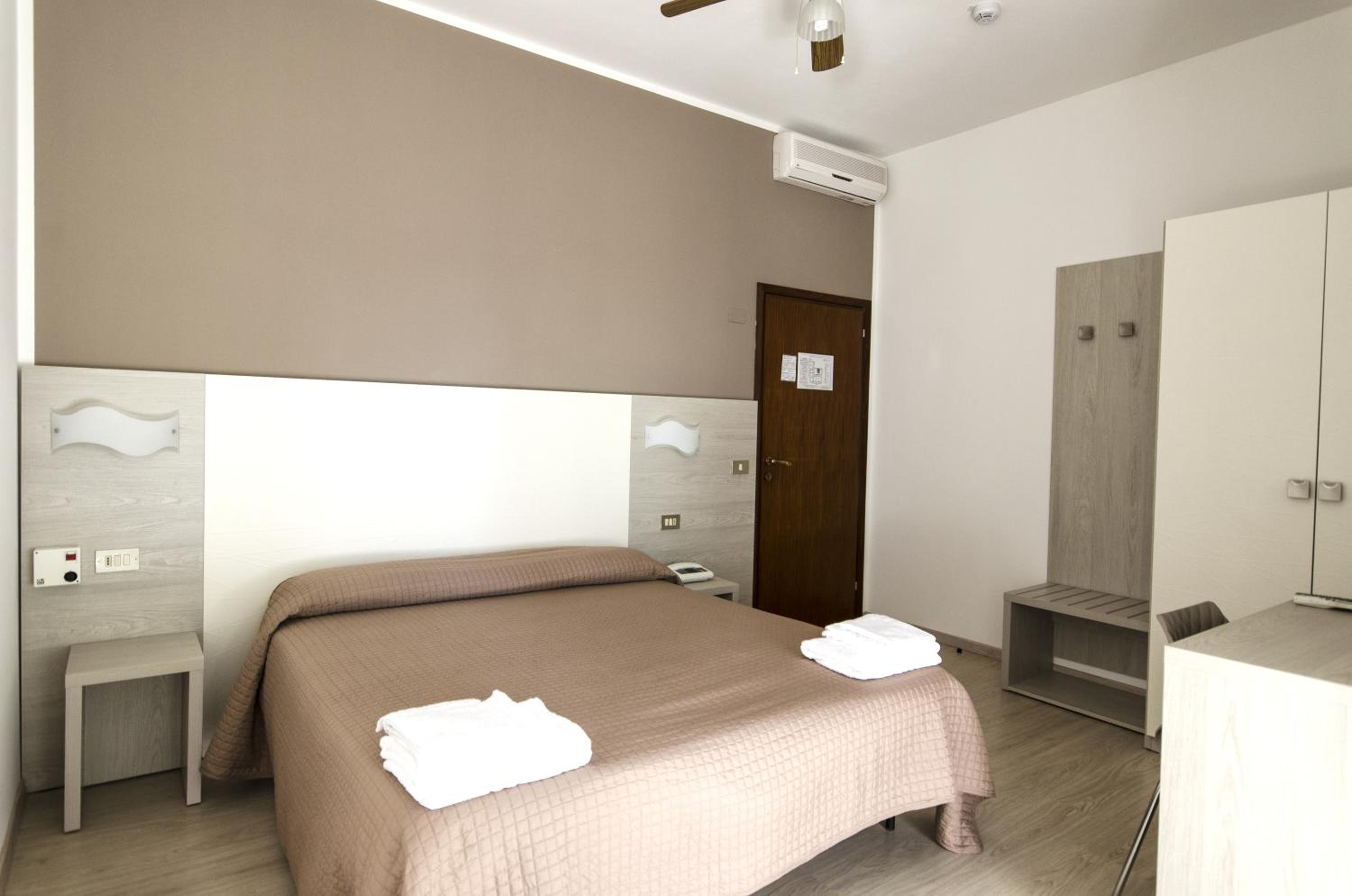 Double Room - Photo 6