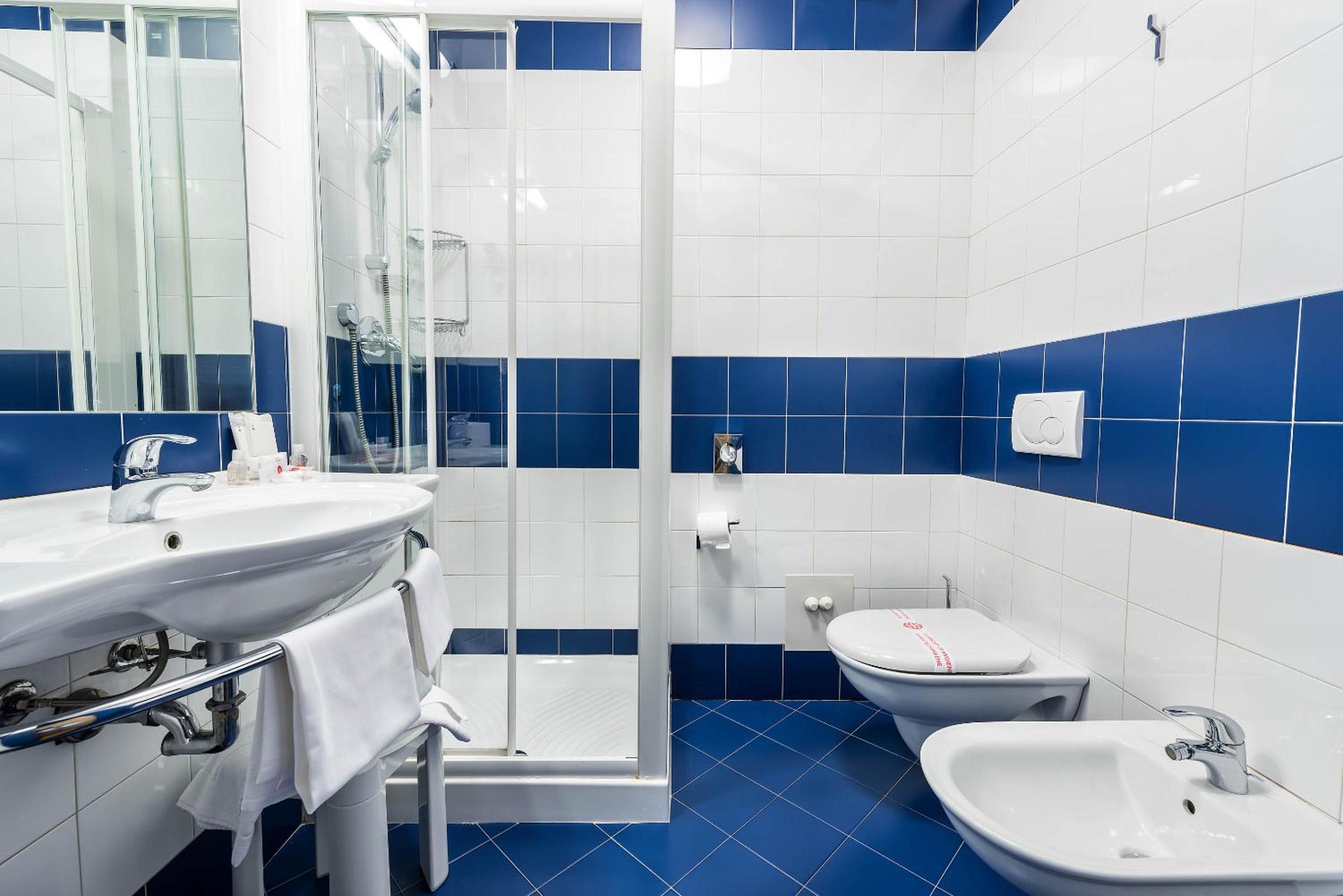 Standard Double or Twin Room - Photo 6