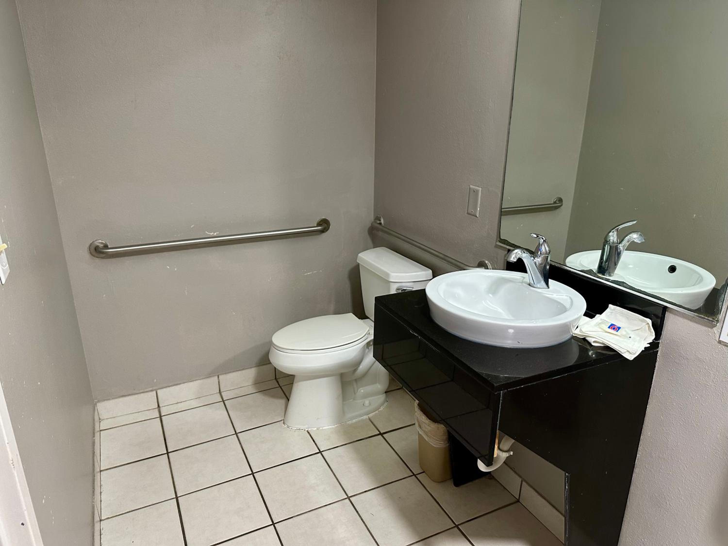 King Room with Roll-in Shower - Disability Access - smoking - Photo 7