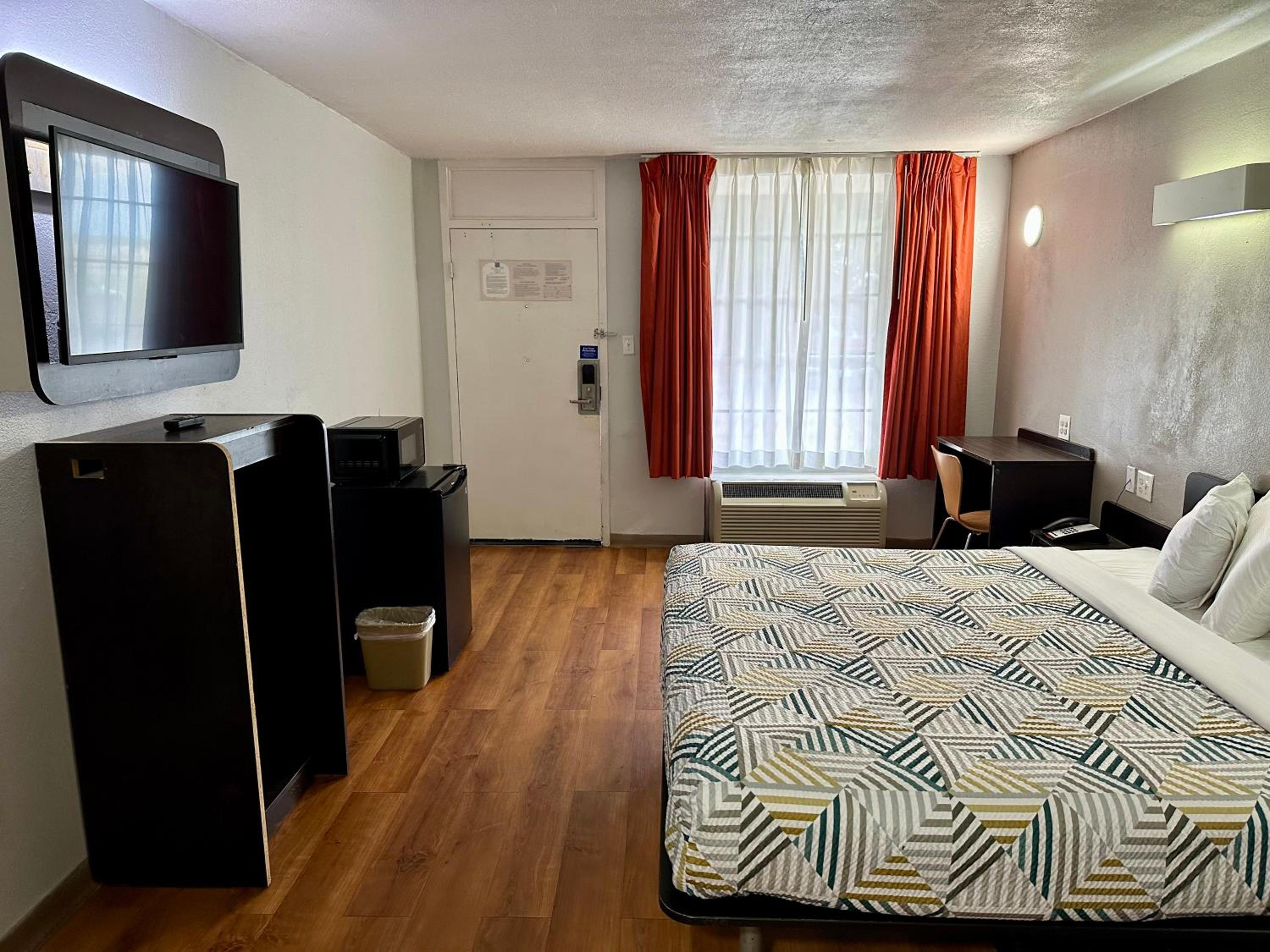 King Room with Roll-in Shower - Disability Access - smoking - Photo 5