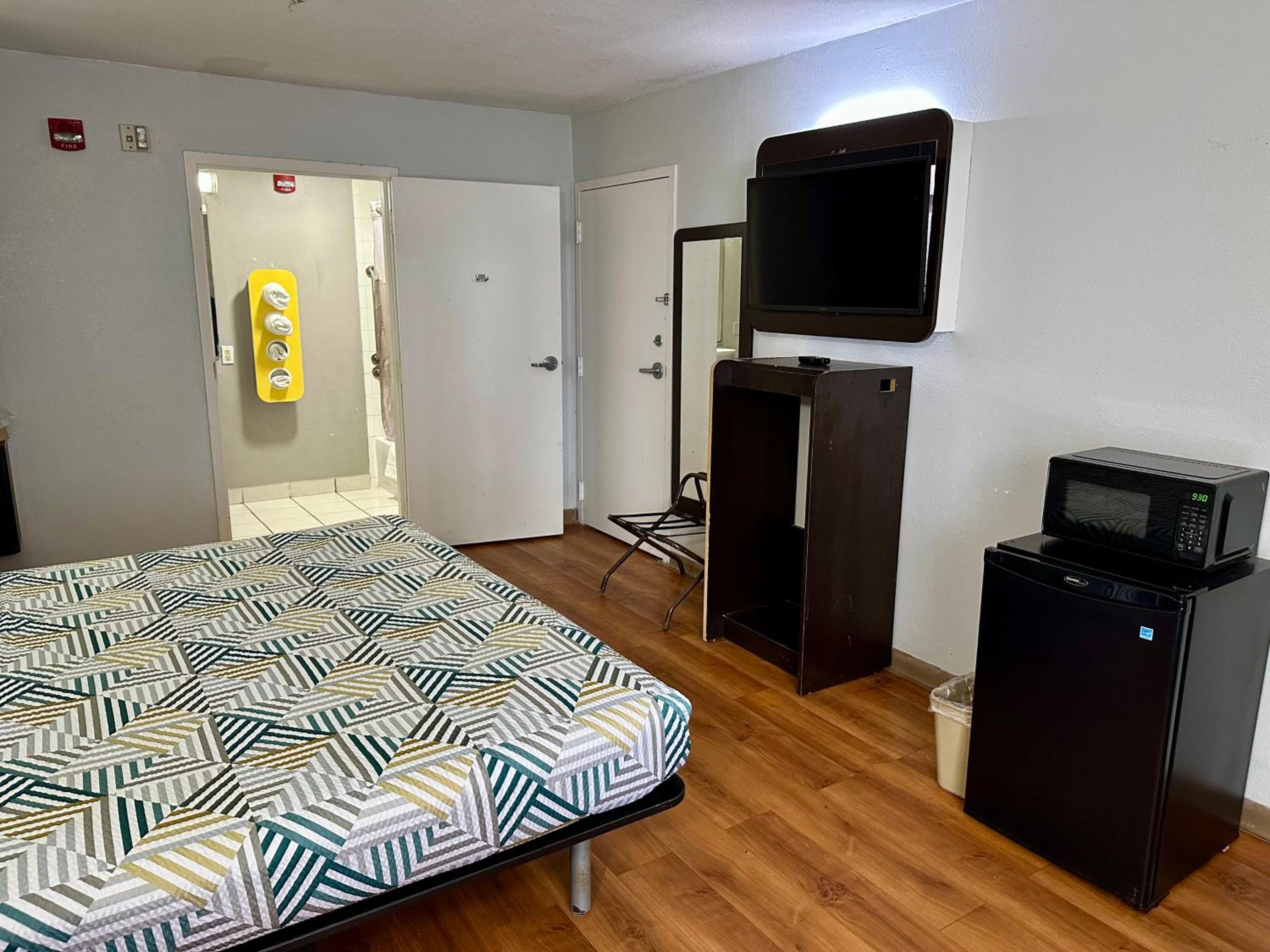 King Room with Roll-in Shower - Disability Access - smoking - Photo 4