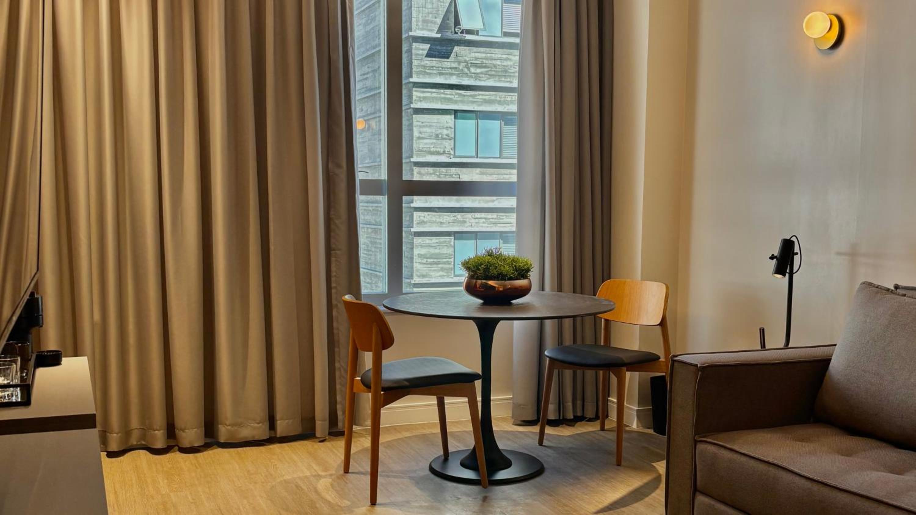 Holiday Inn Belo Horizonte Savassi — King Suite with City View