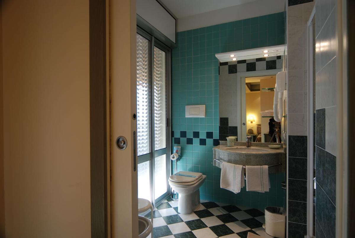 Double Room with Partial Sea View photo 2