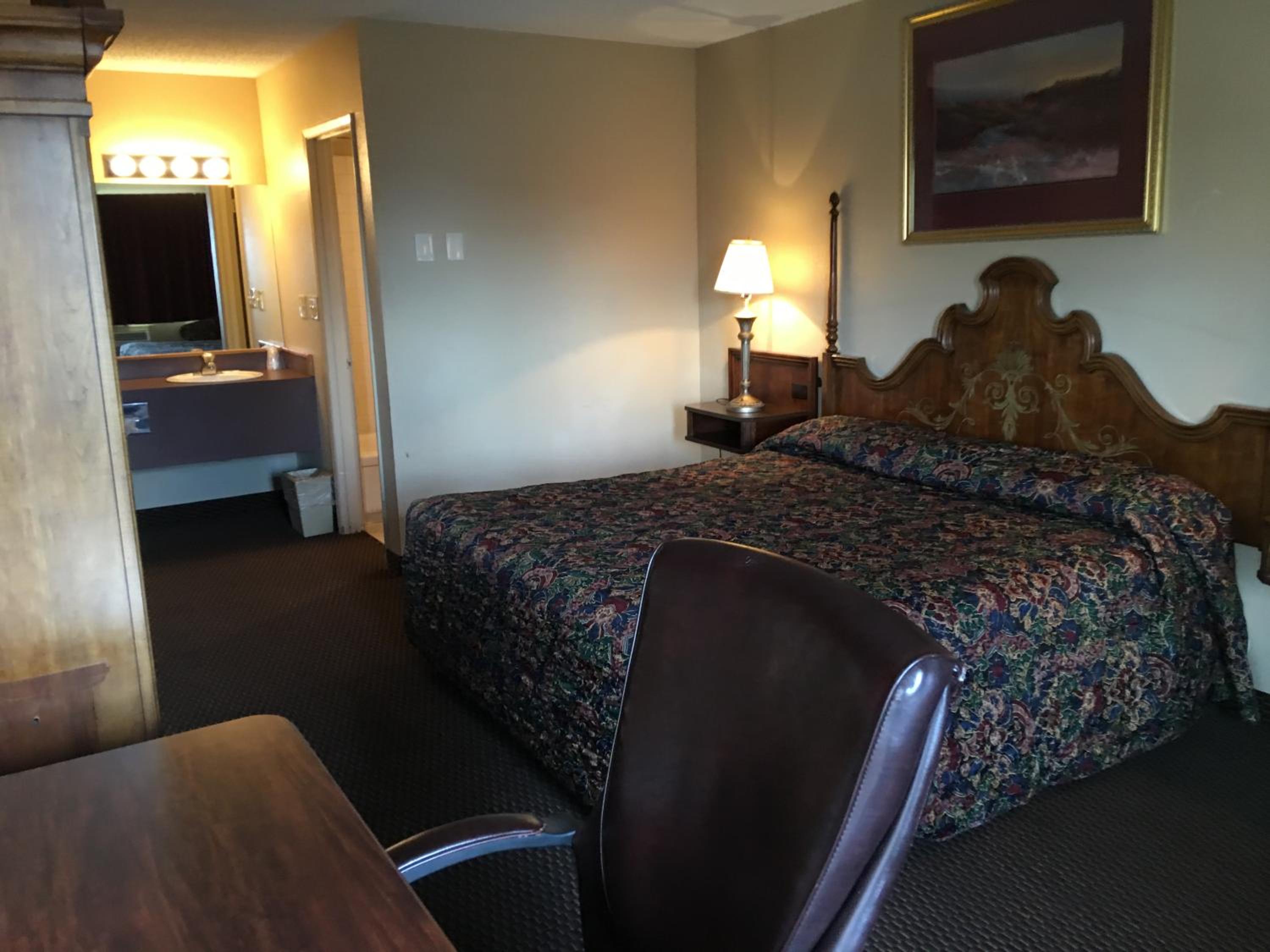 King Room - Non-Smoking photo 2