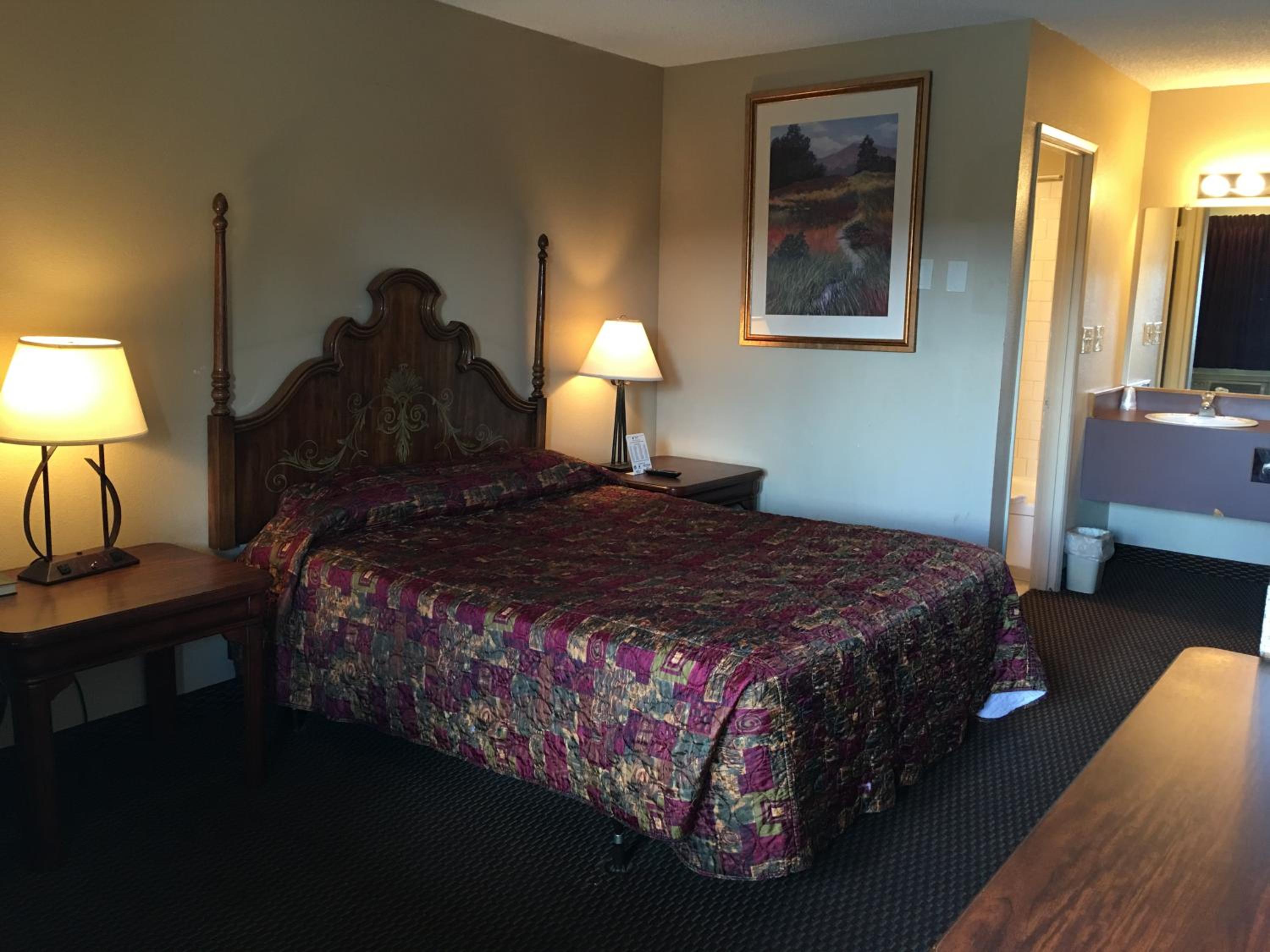 Queen Room photo 2