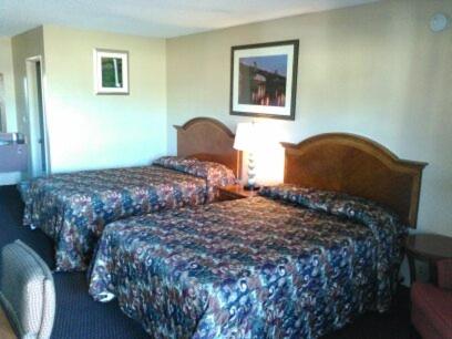 Queen Room with Two Queen Beds photo 1
