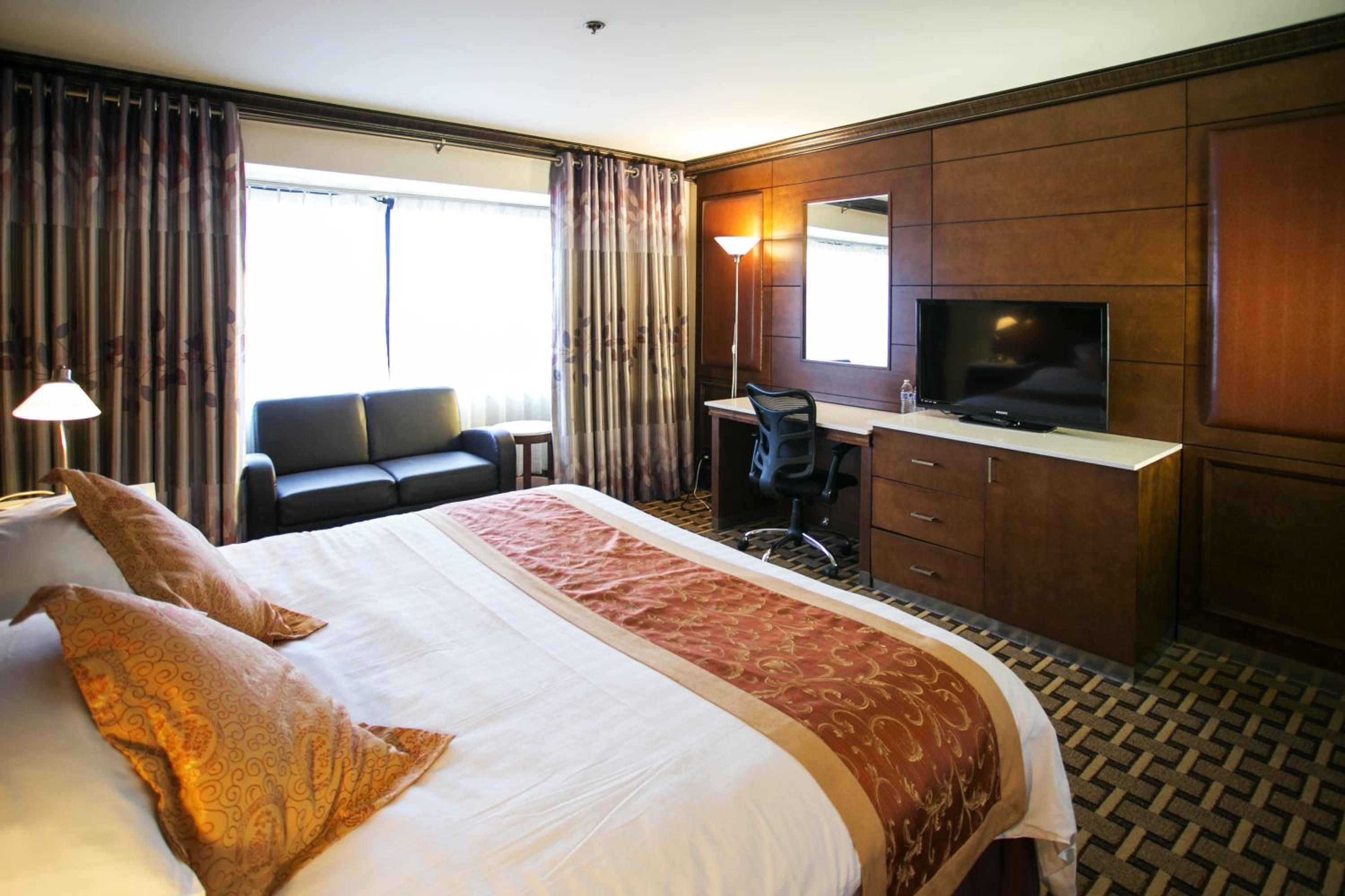 Luxury King Room - Photo 10