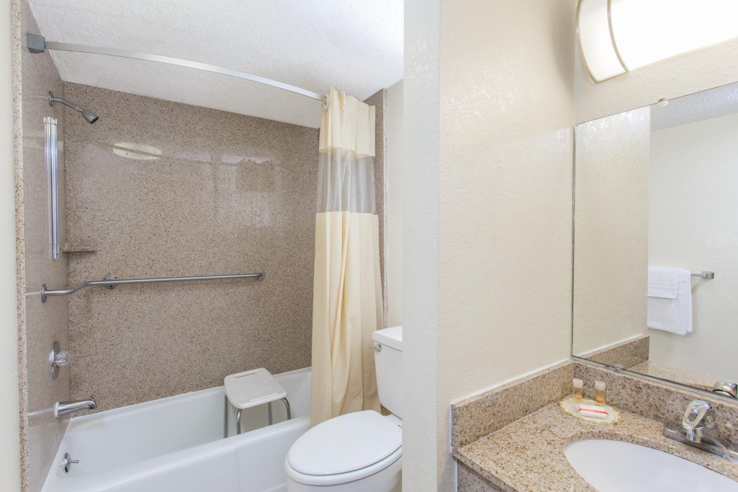 Double Suite with Bath Tub - Mobility Accessible/Non-Smoking photo 3