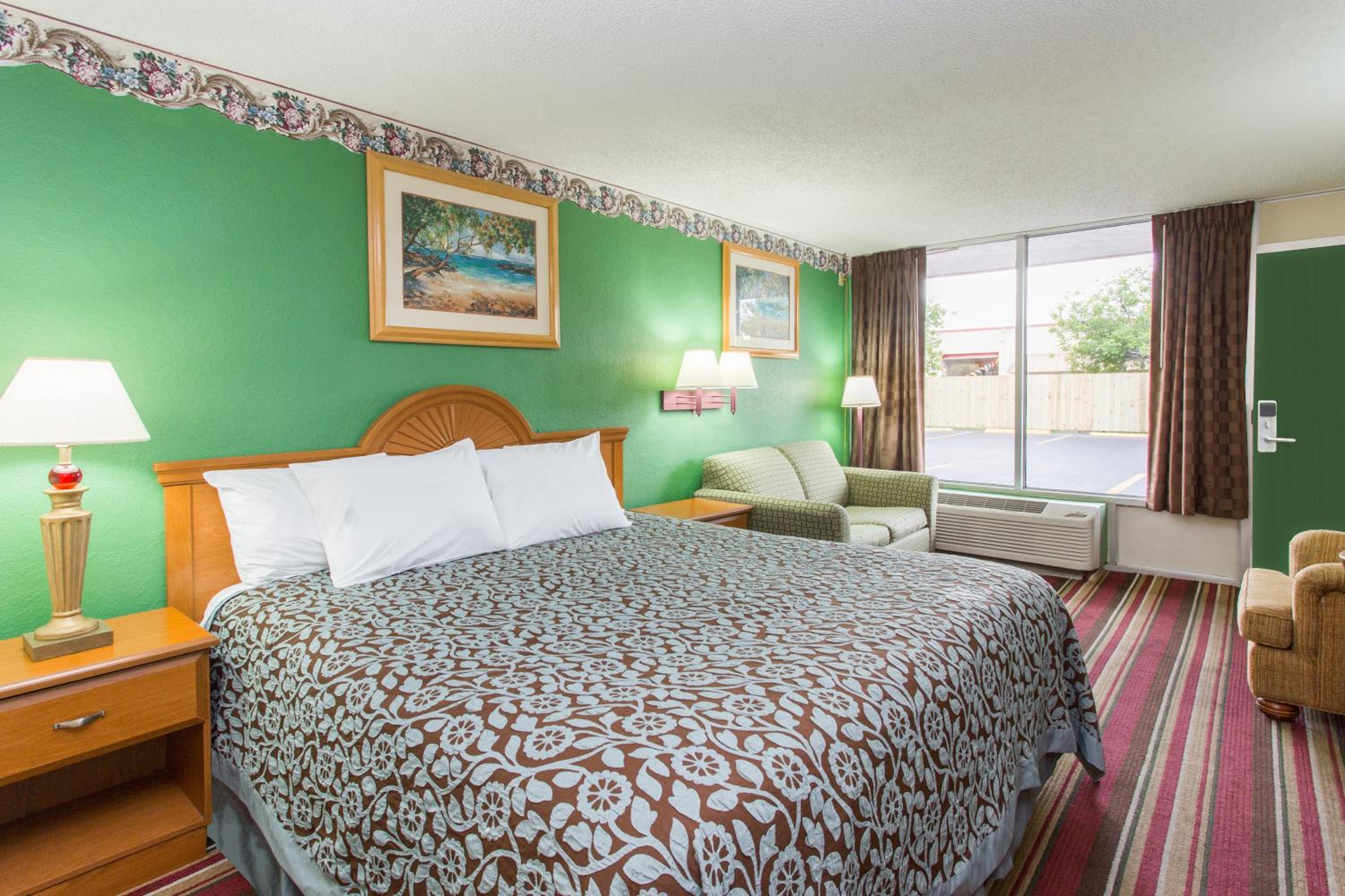 King Room - Non-Smoking photo 3