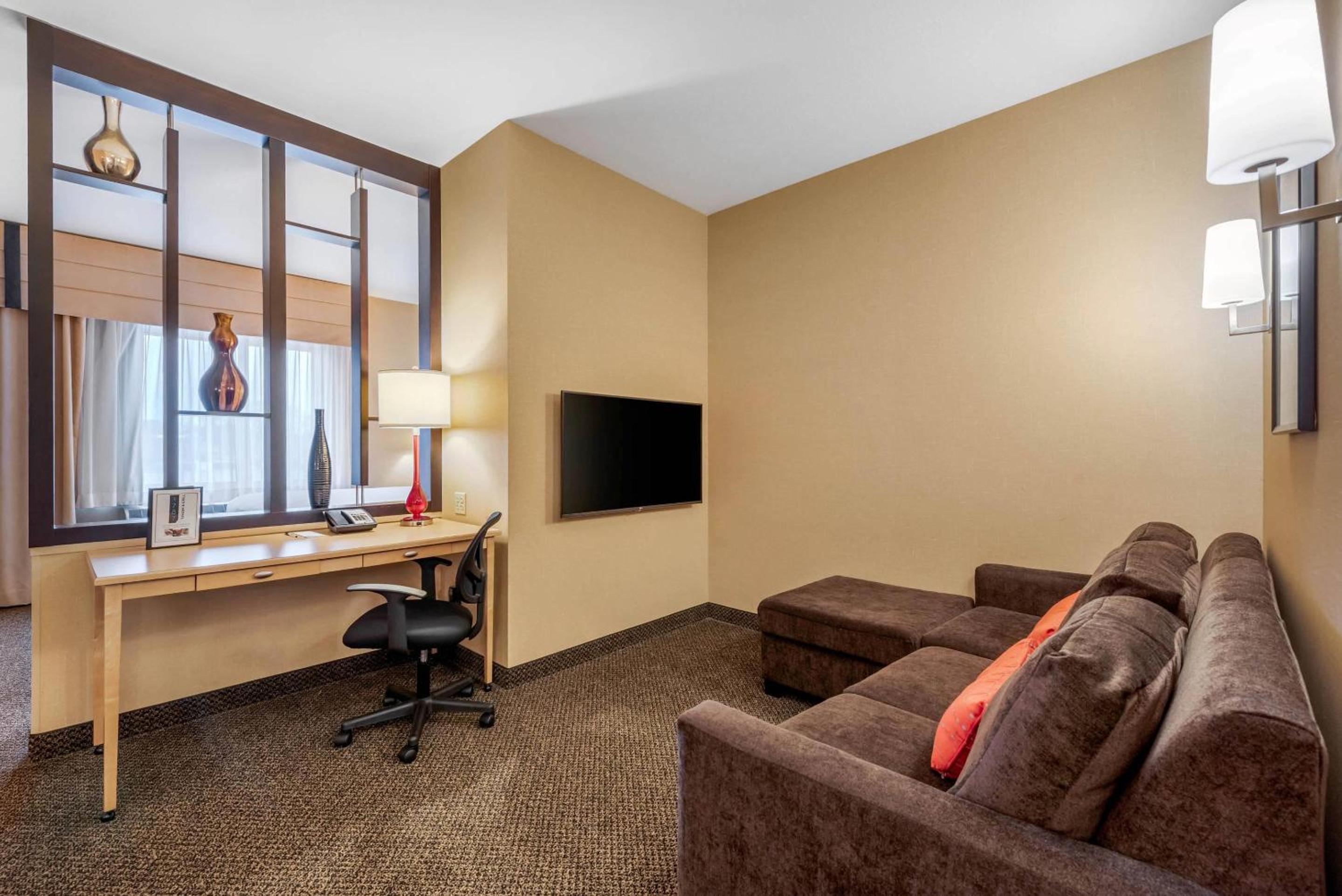 King Suite with Sofa bed - Disability Access/Non Smoking - Photo 6