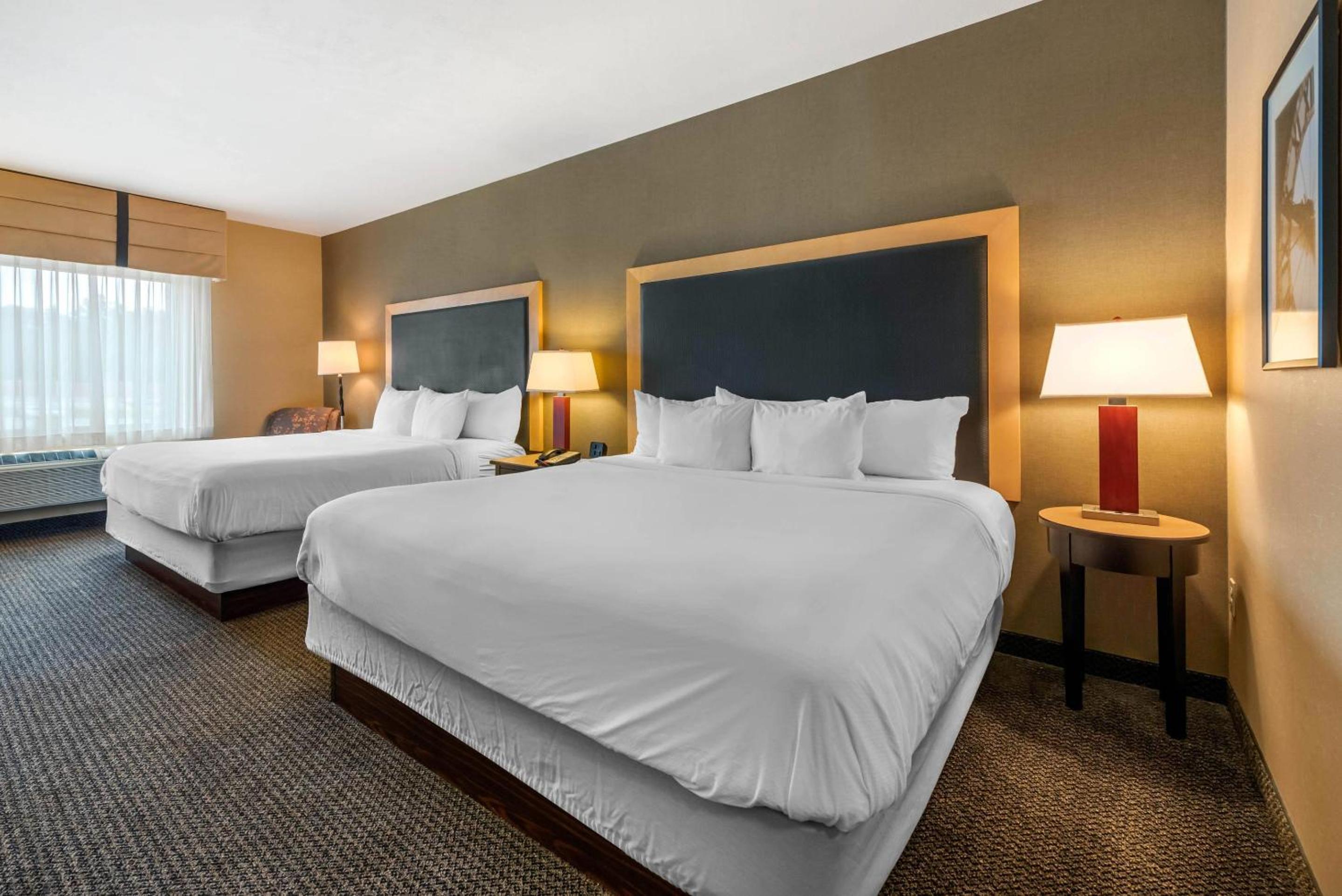 King Suite with Two King Beds and Living room - Non Smoking - Photo 1