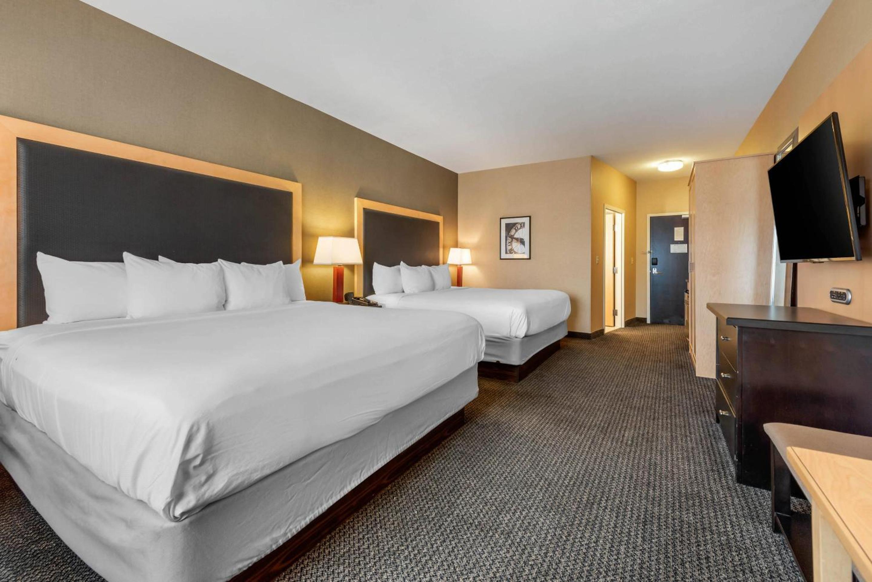 King Room with Two King Bed and Accessible Tub - Accessible/Non-Smoking - Photo 2