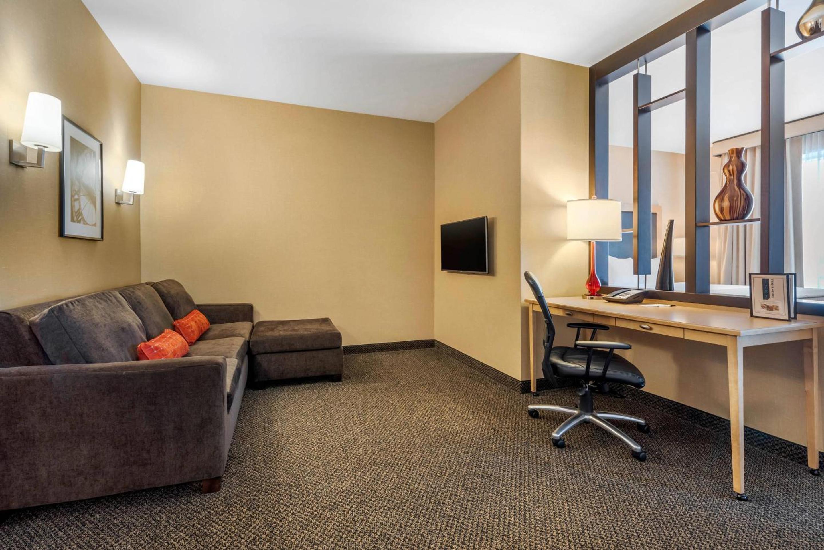 King Suite with Sofa bed - Disability Access/Non Smoking - Photo 4