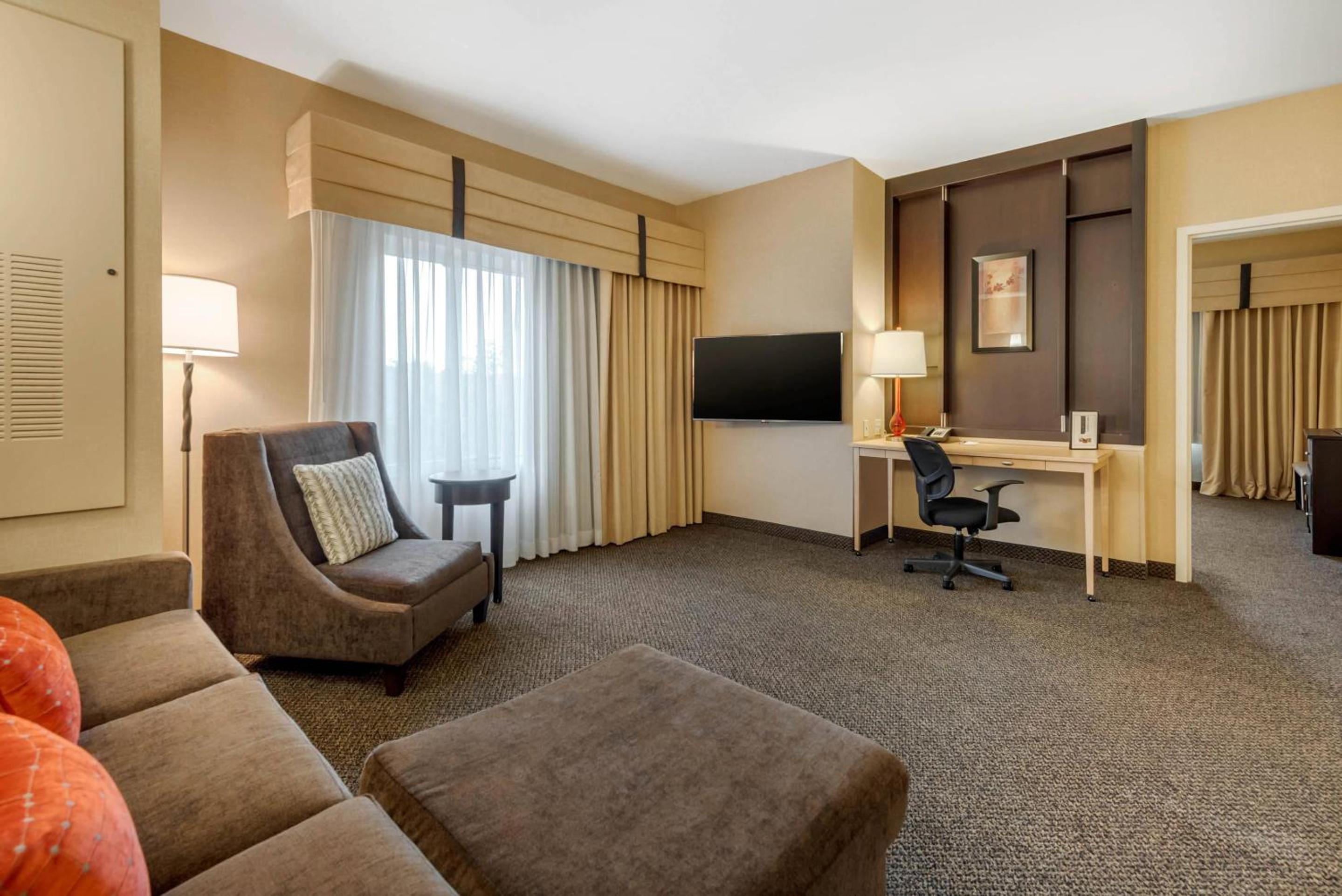King Suite with Two King Beds and Living room - Non Smoking - Photo 3
