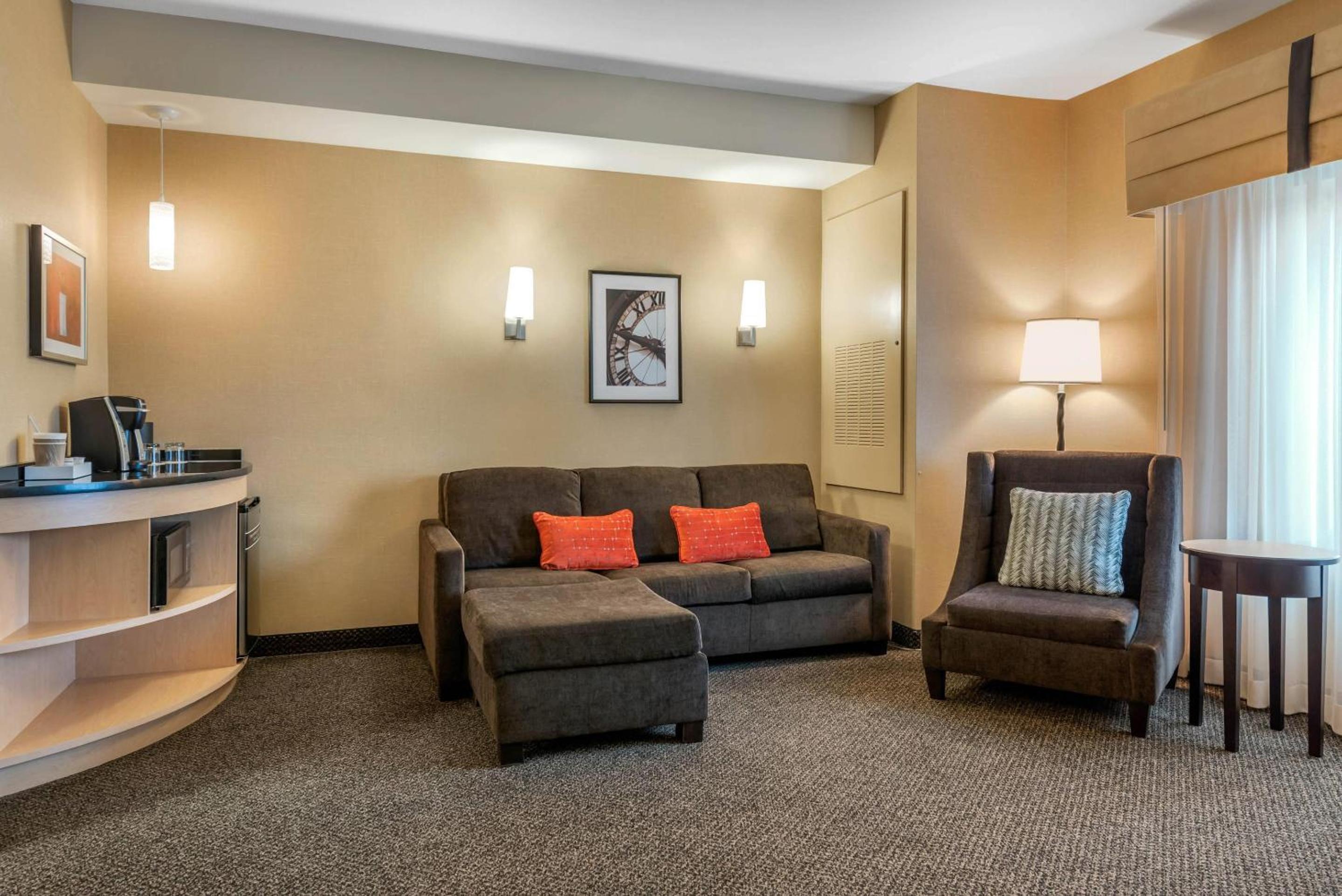 Large King Suite with Sofa bed - Non Smoking photo 3