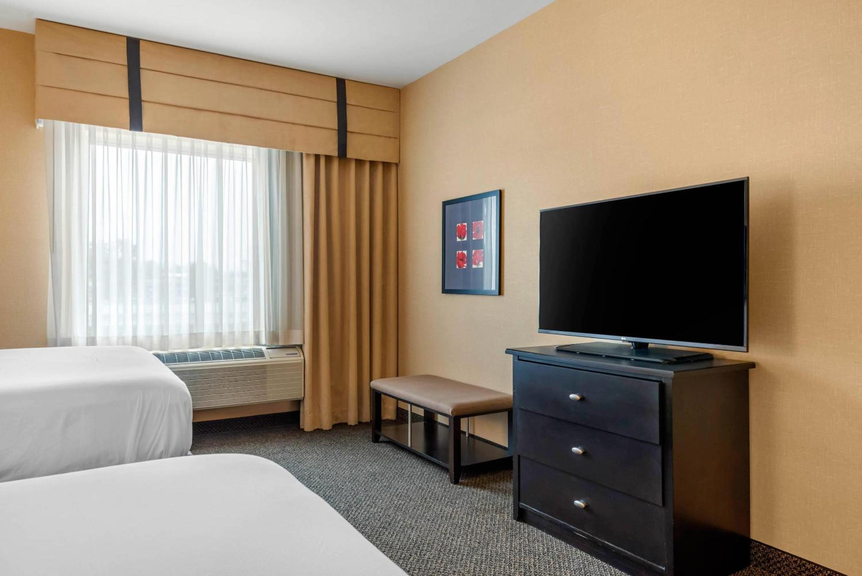 Suite with Two Queen Beds - Accessible/Non-Smoking - Photo 3