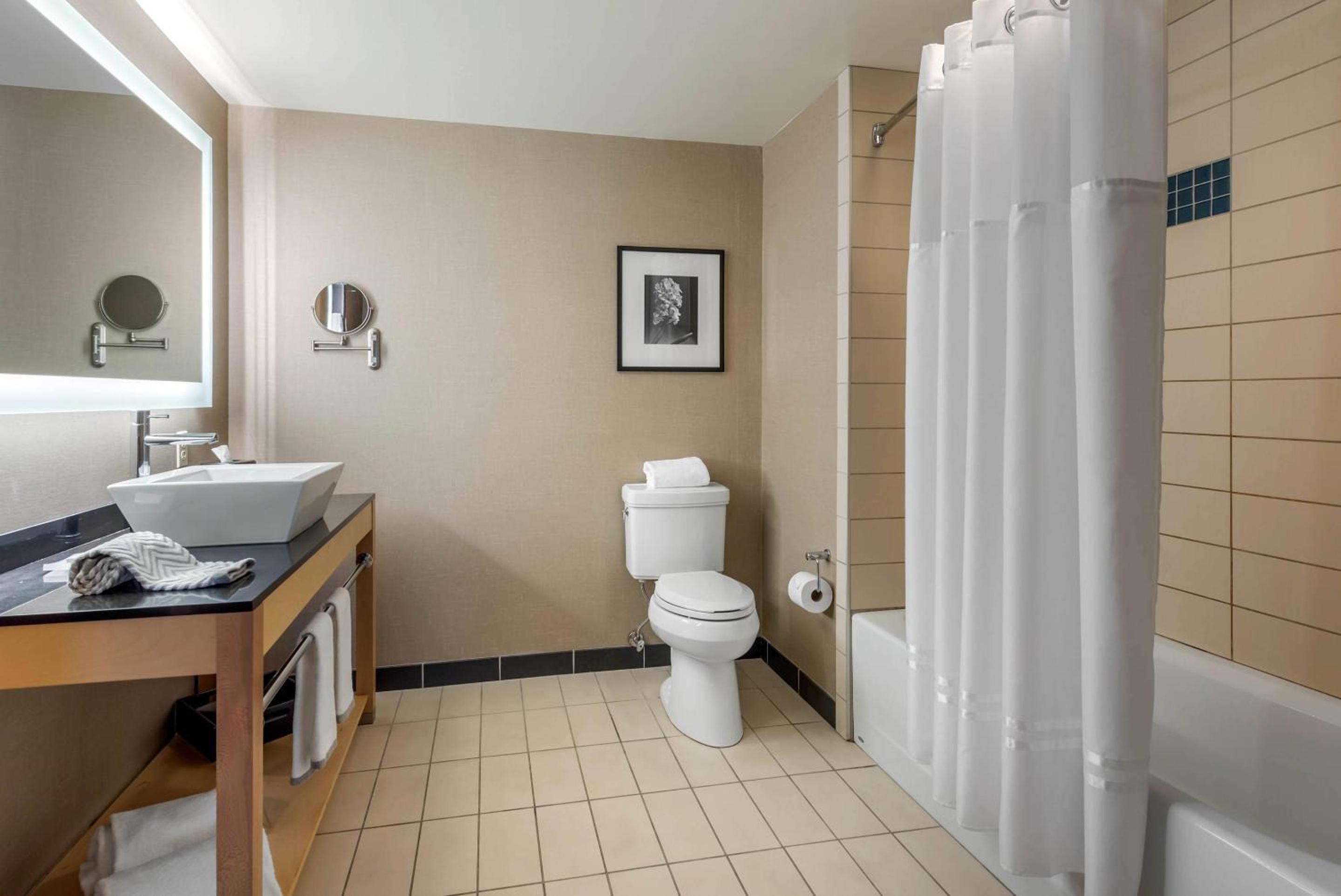King Suite with Two King Beds and Living room - Non Smoking - Photo 4