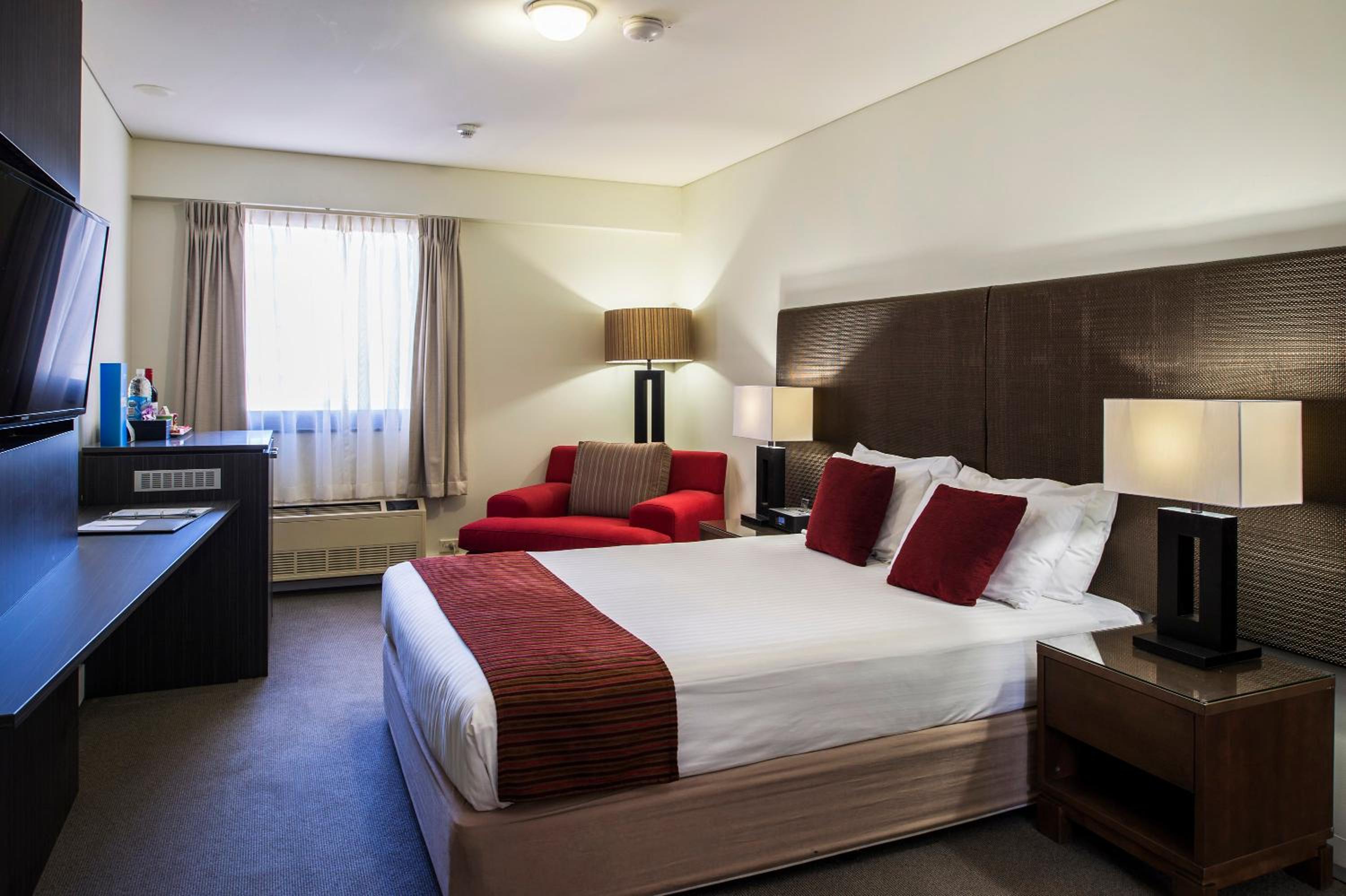 Hotel Room - Photo 5
