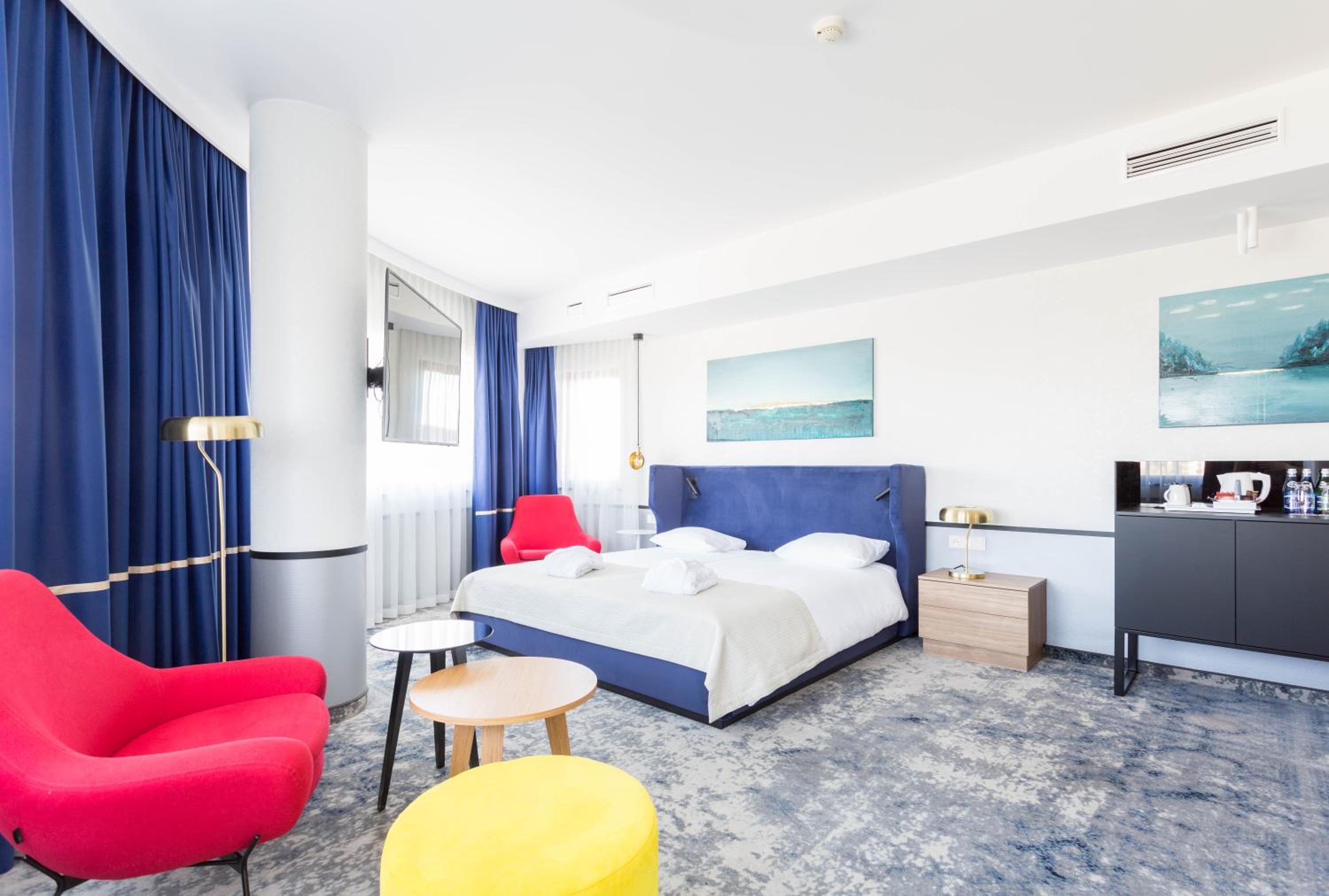 Junior Suite with Balcony - Photo 7
