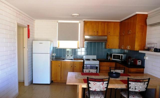 Two-Bedroom House - Euro photo 2