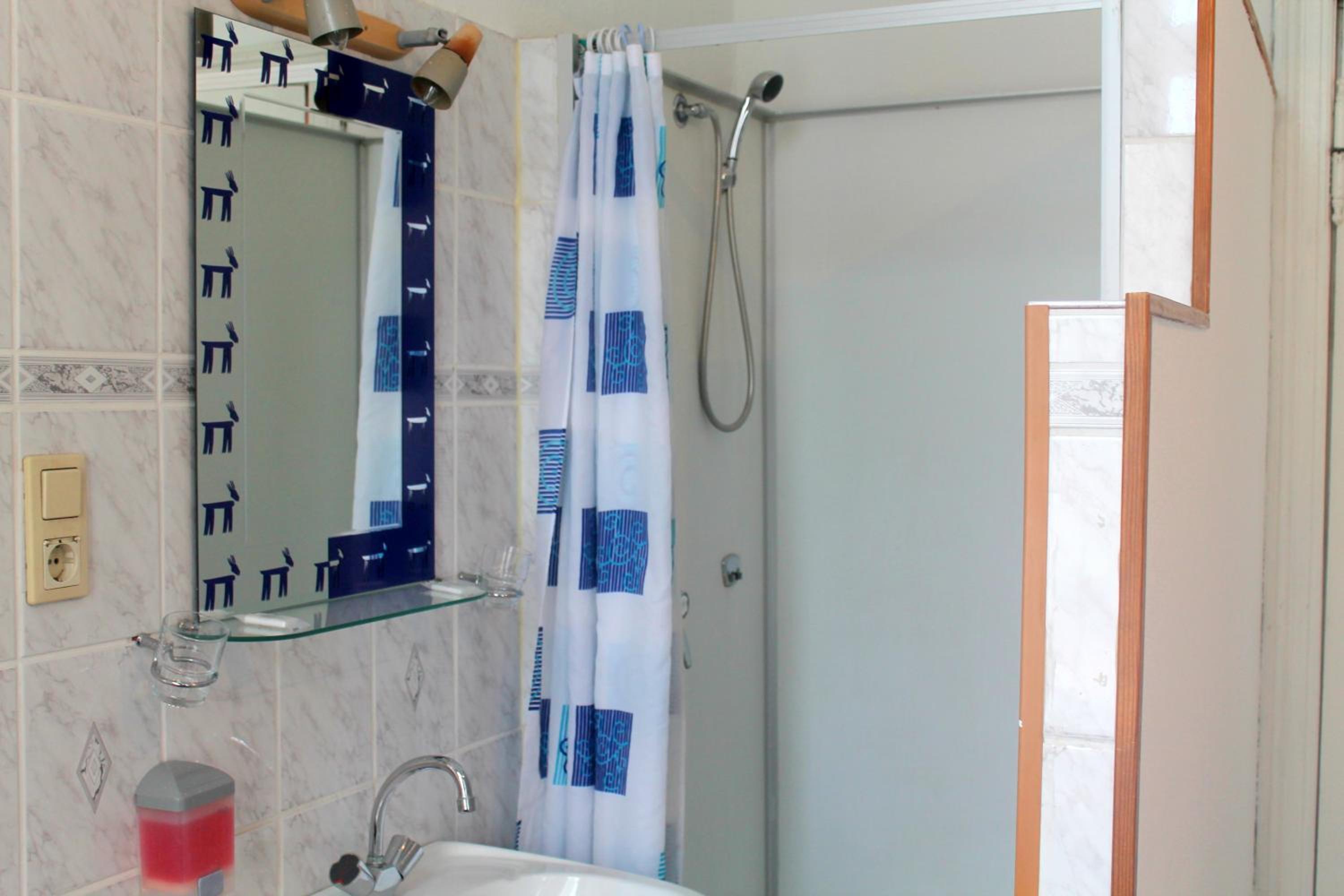 Double Room with Private Shower and Shared Toilet photo 2