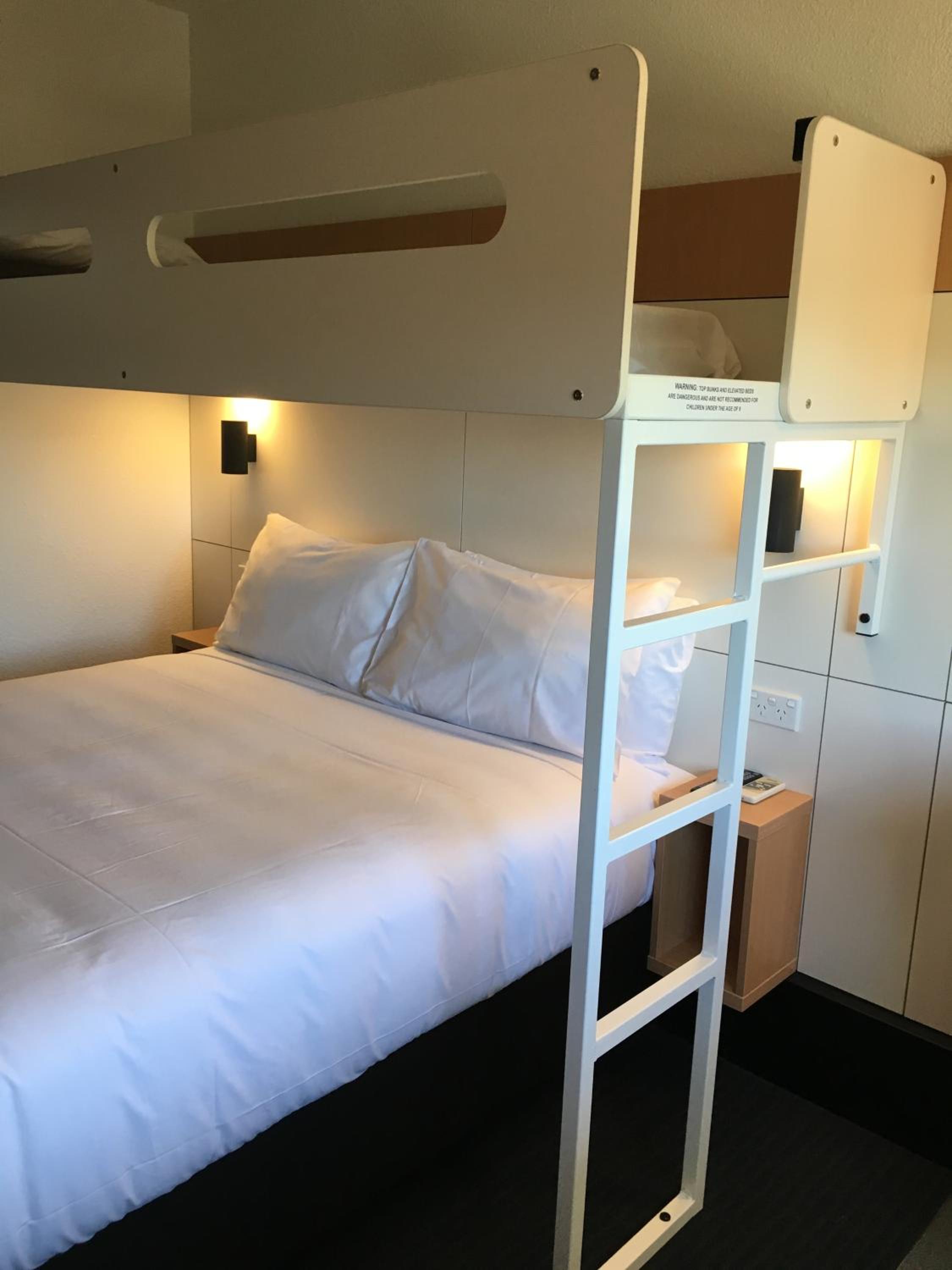 Queen Room with Single Bunk Bed - Photo 6