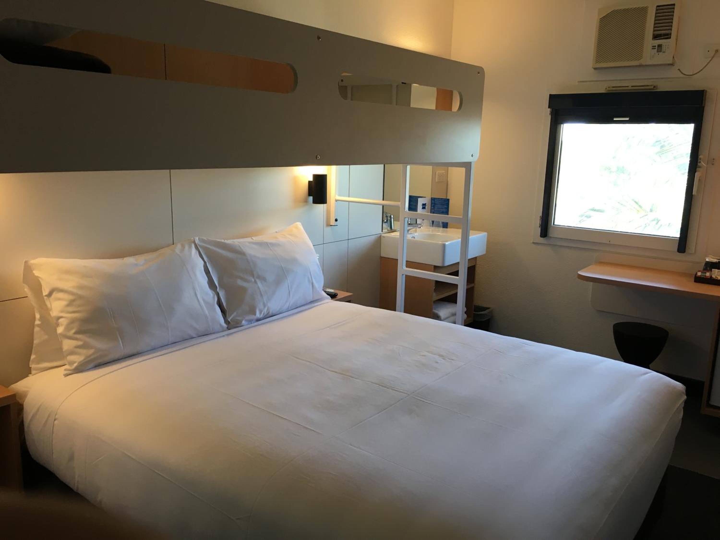 Queen Room with Single Bunk Bed - Photo 5