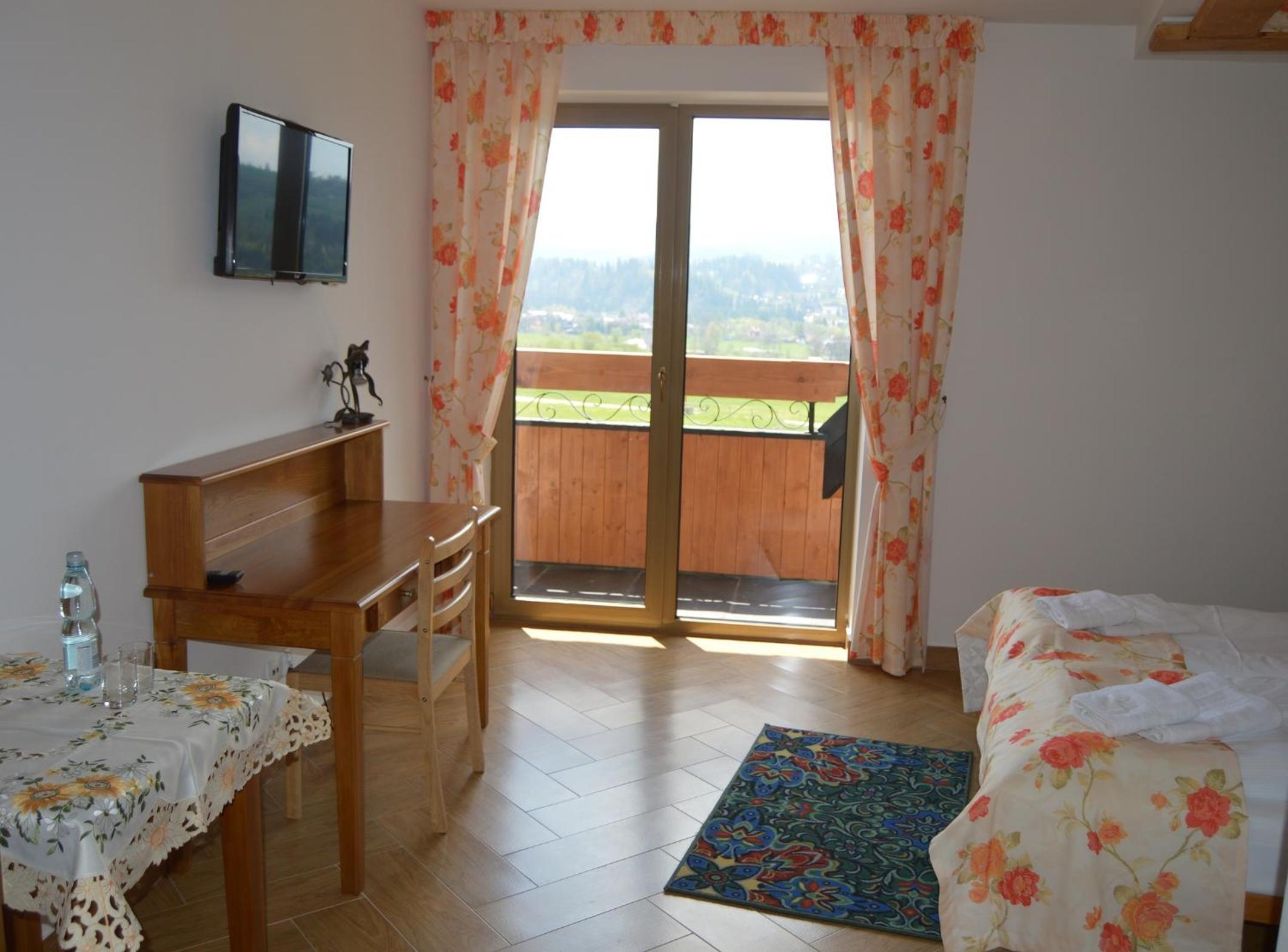 Double or Twin Room with Mountain View