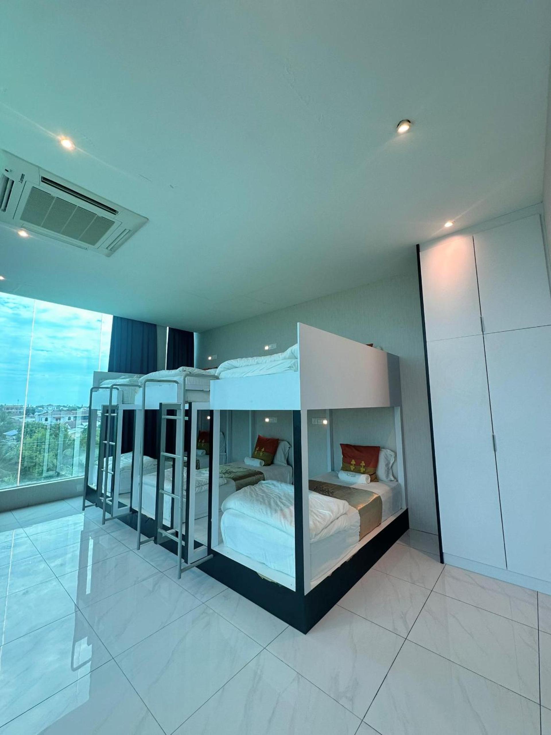 6-Bed Mixed Dormitory Room