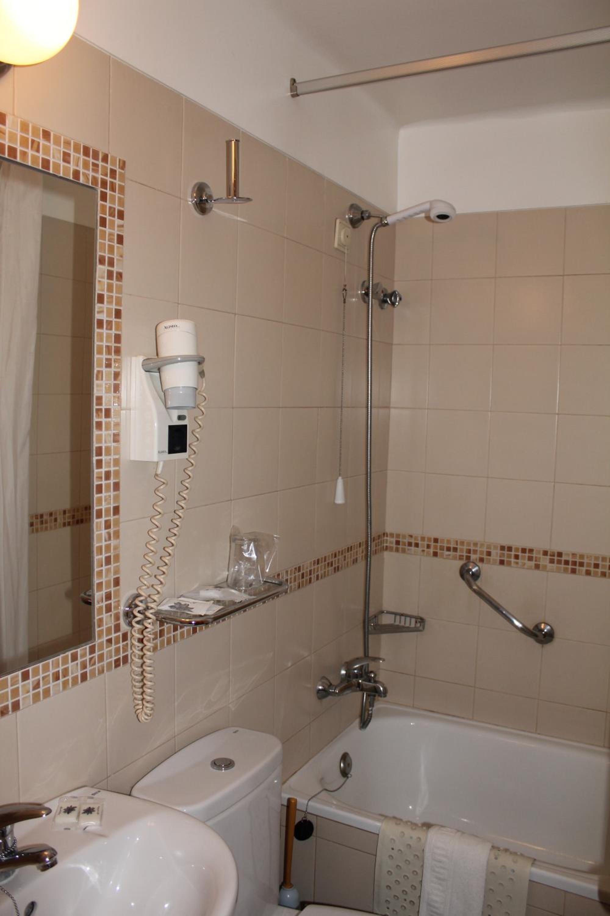 Twin Room - Photo 7