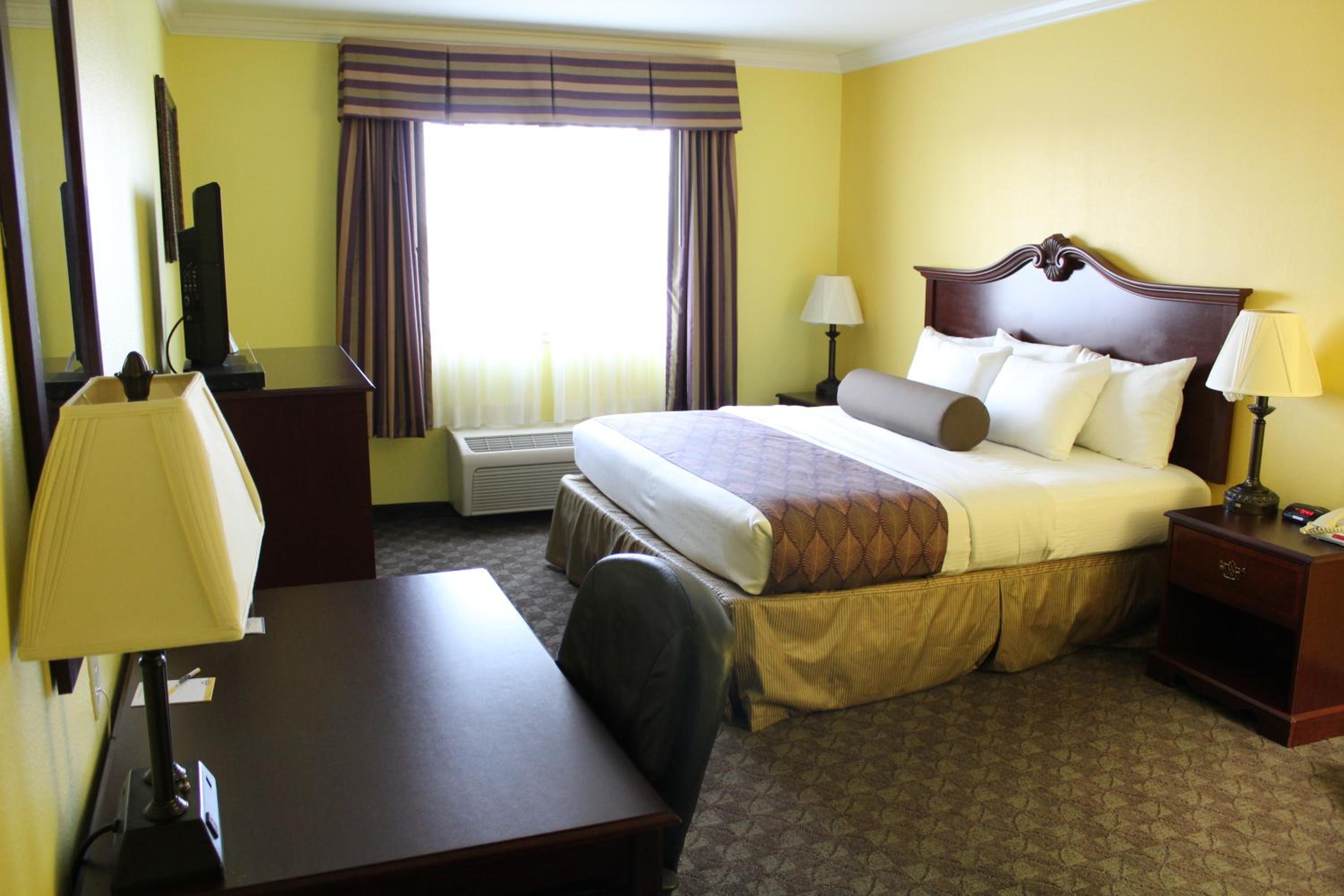 King Room with Bath Tub - Mobility Accessible/Non-Smoking photo 3