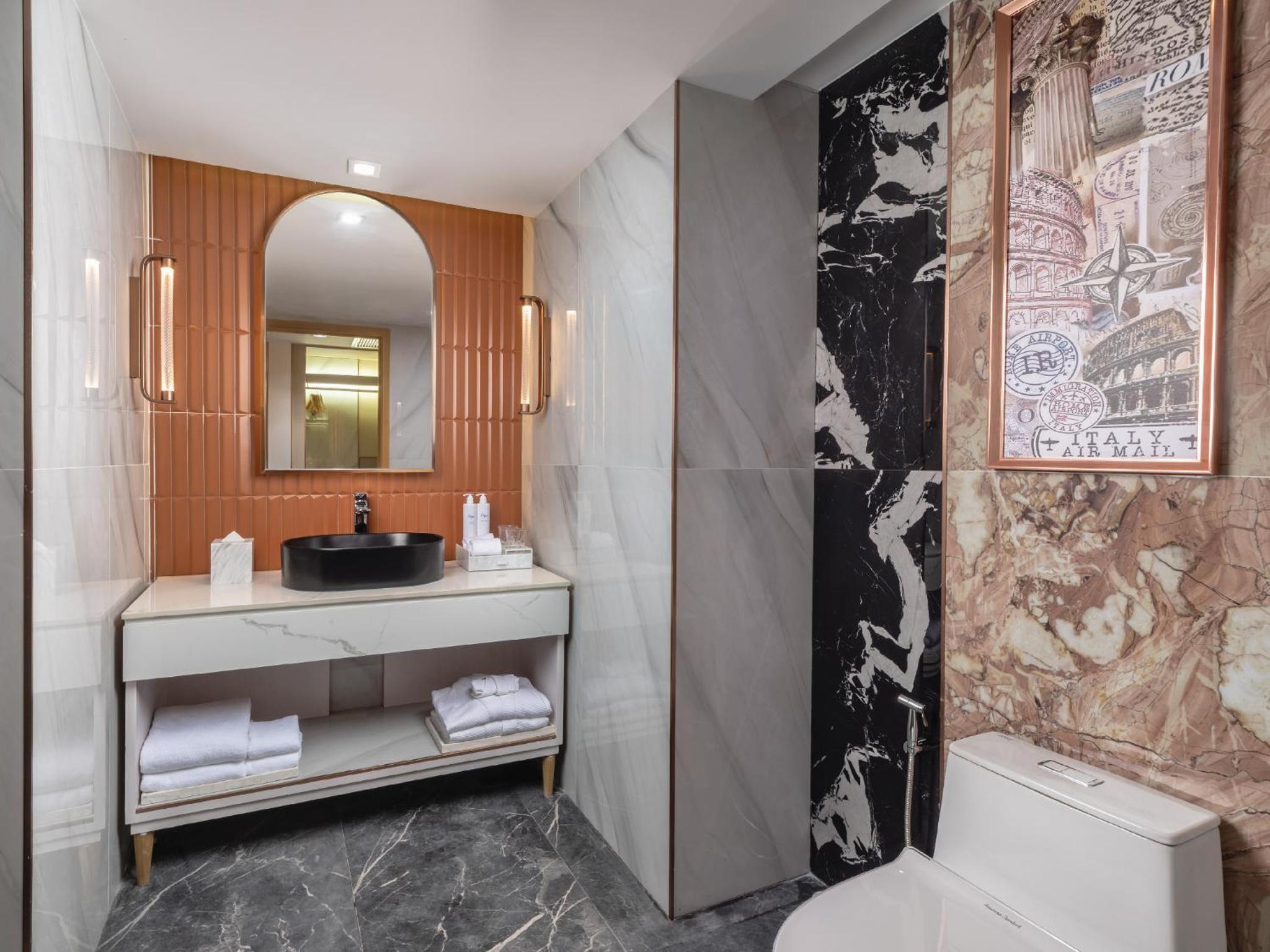 Dual Shower King with Club Benefit photo 2