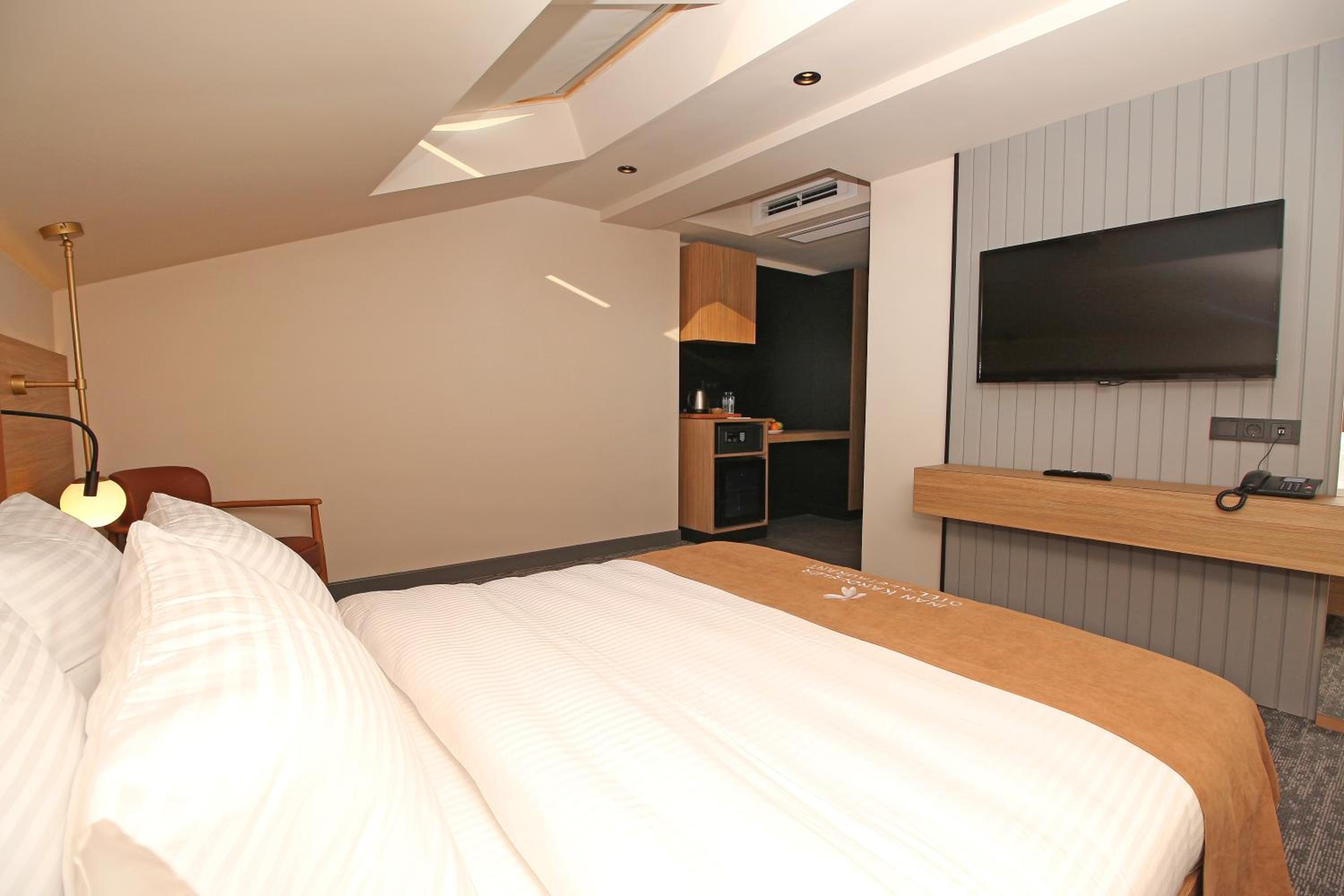 Budget Double Room - Photo 6