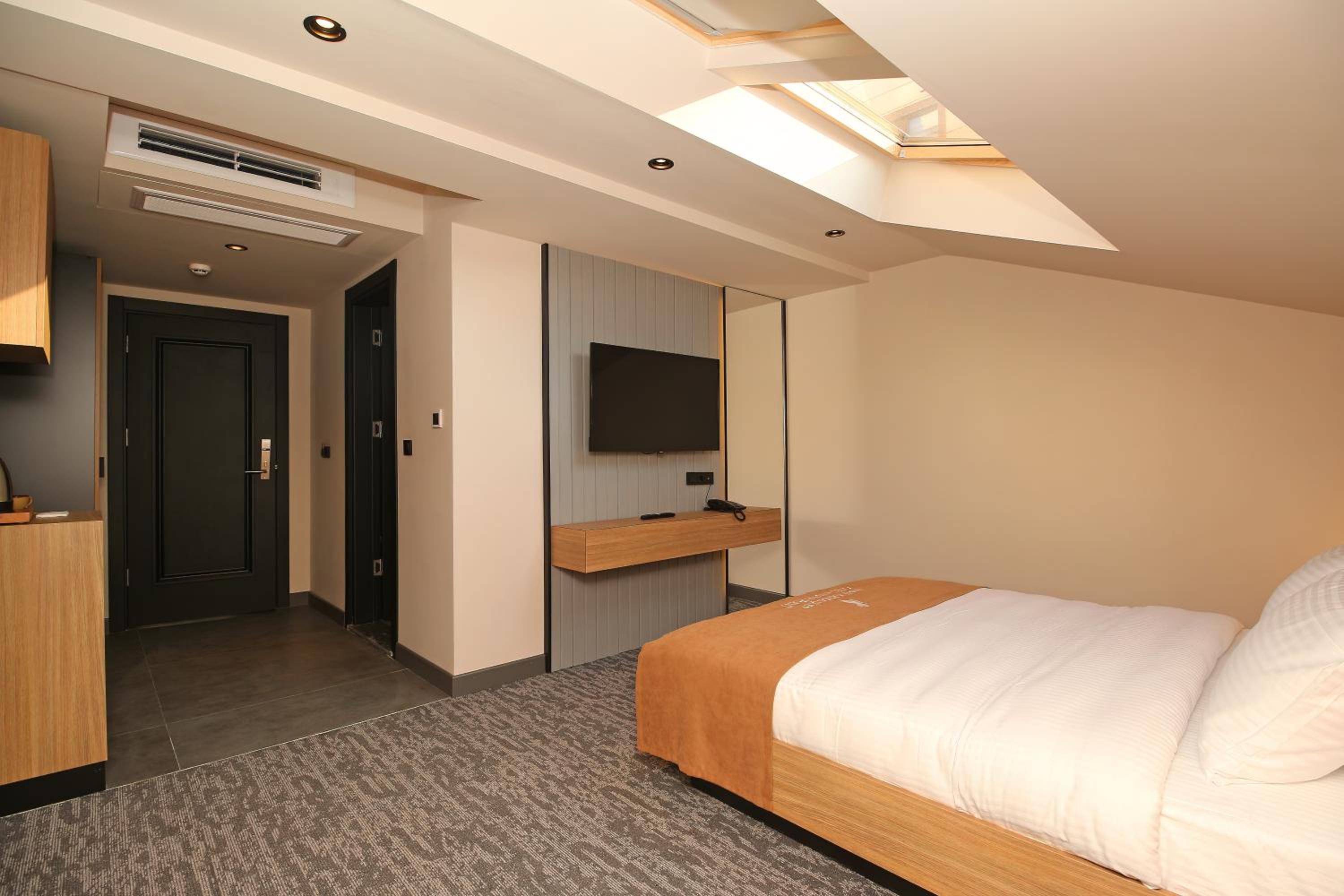 Budget Double Room - Photo 7