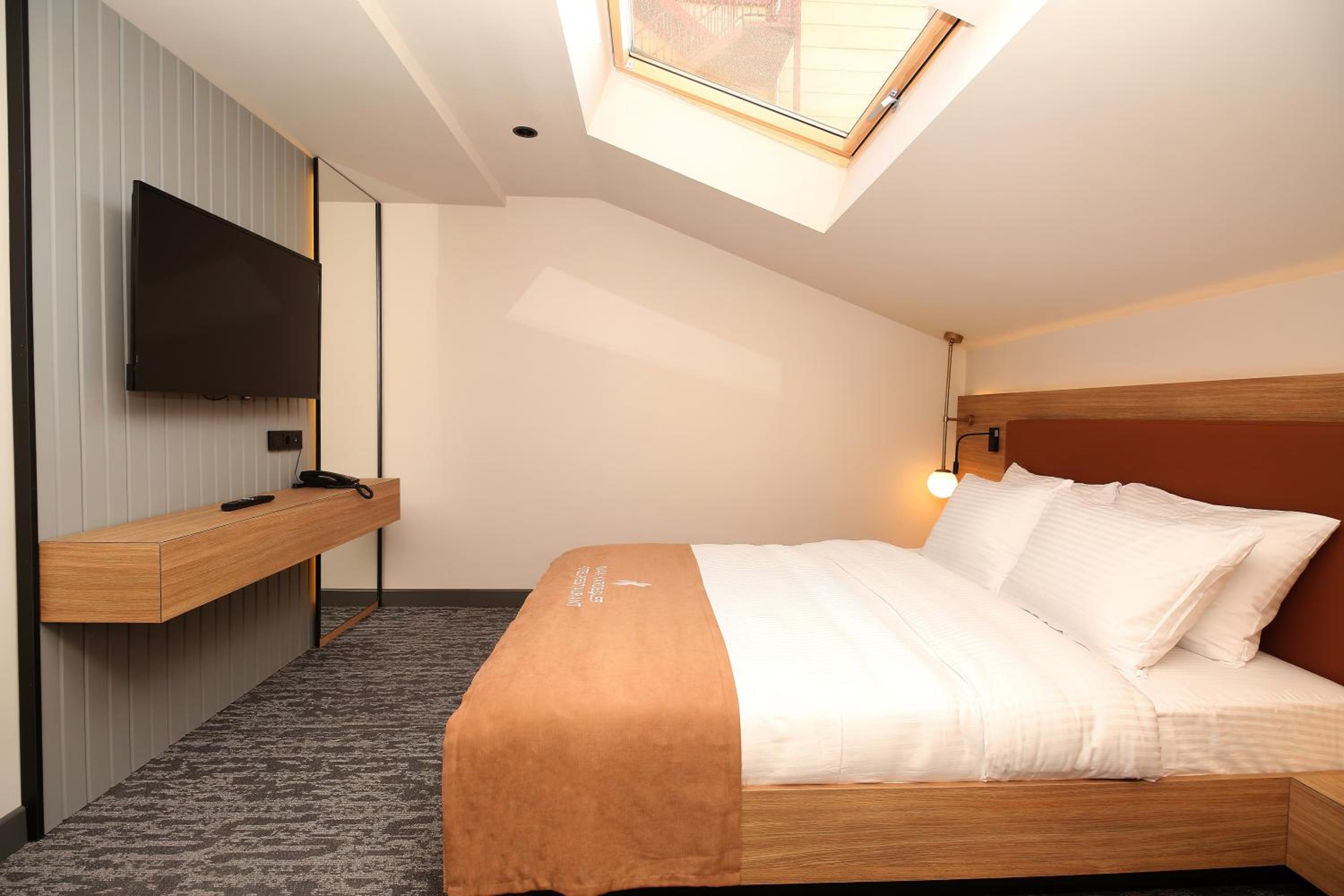 Budget Double Room - Photo 8