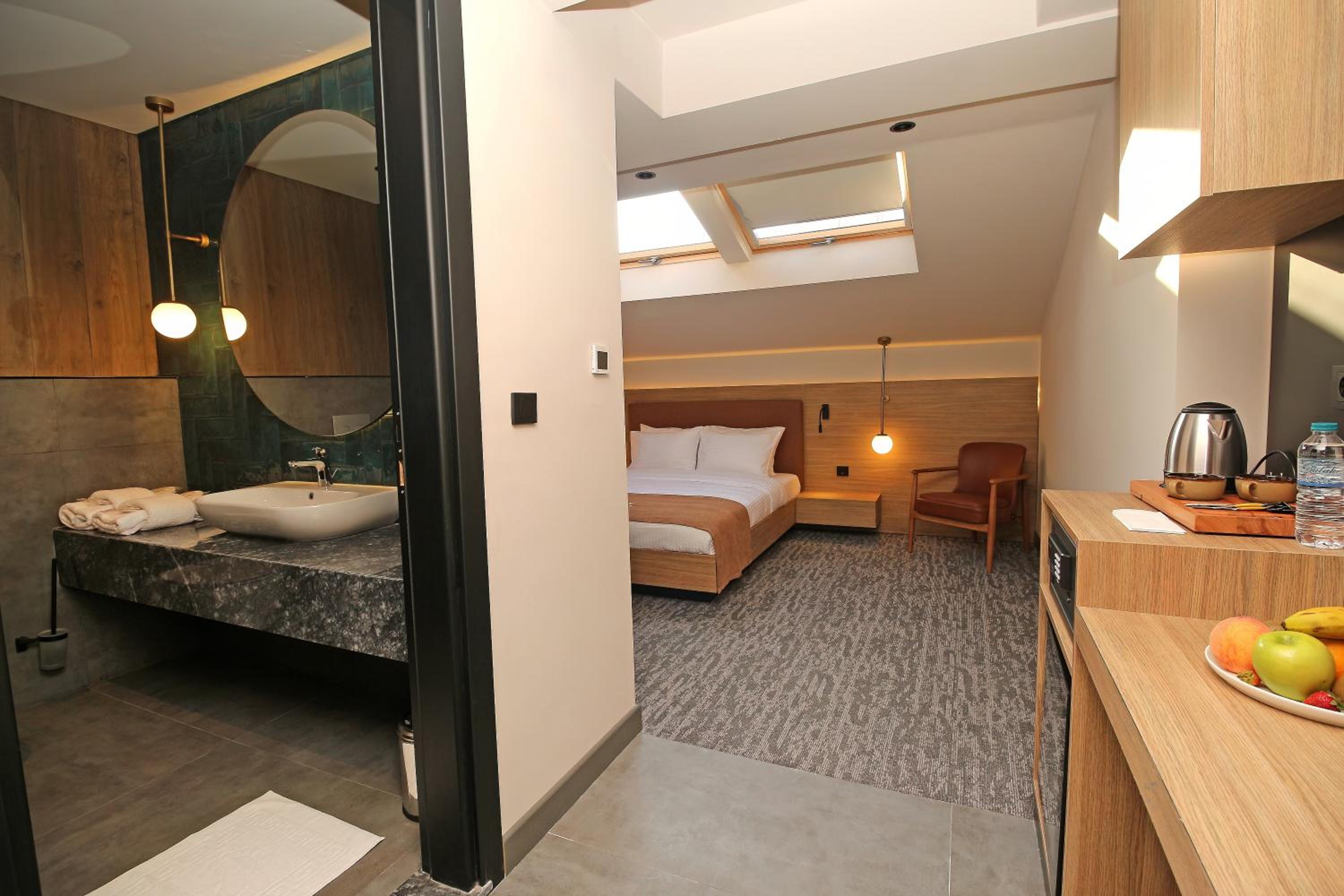 Budget Double Room - Photo 11