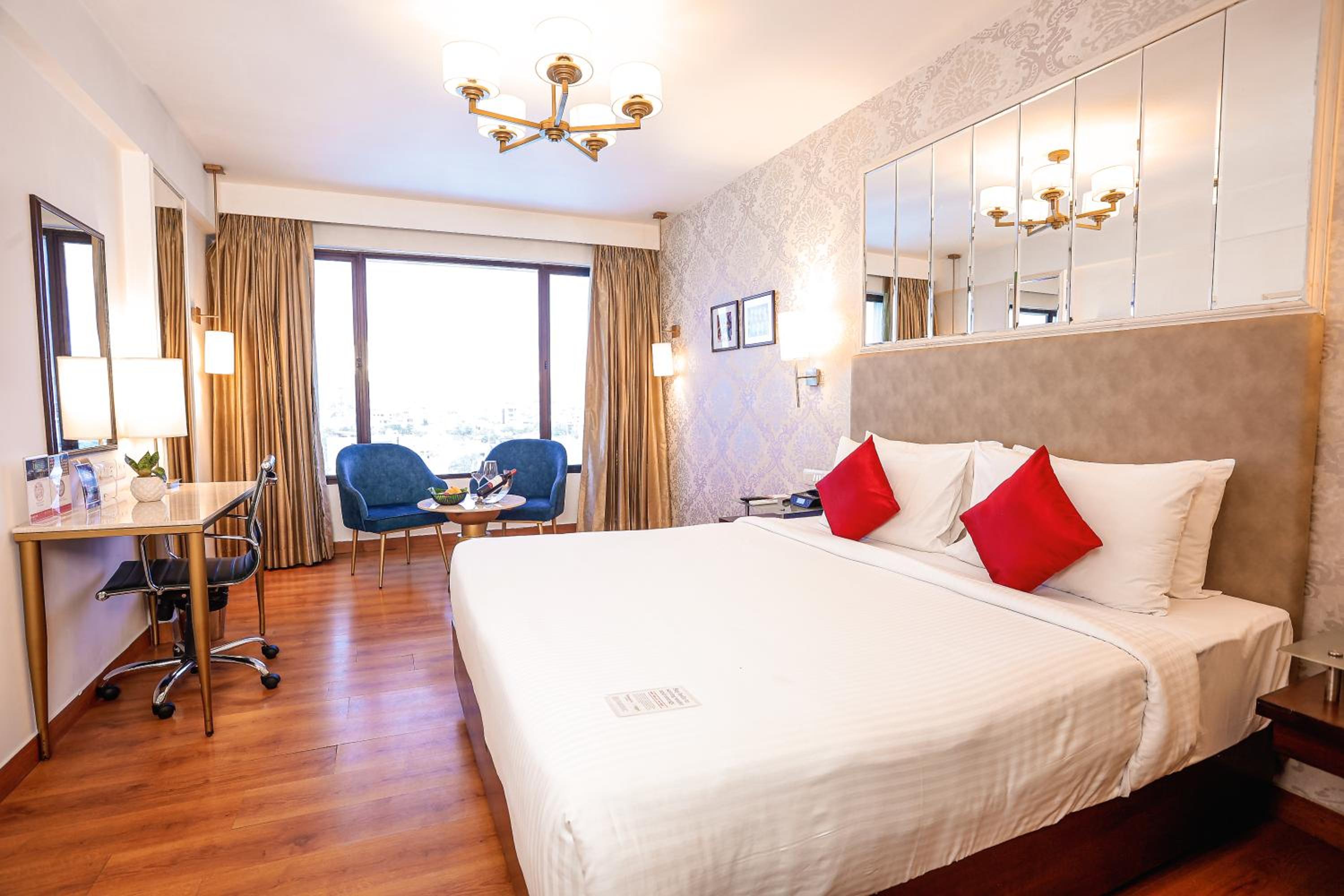 Premium King Room with Aravalli View- Early check in and late checkout (subject to availability) - Photo 1